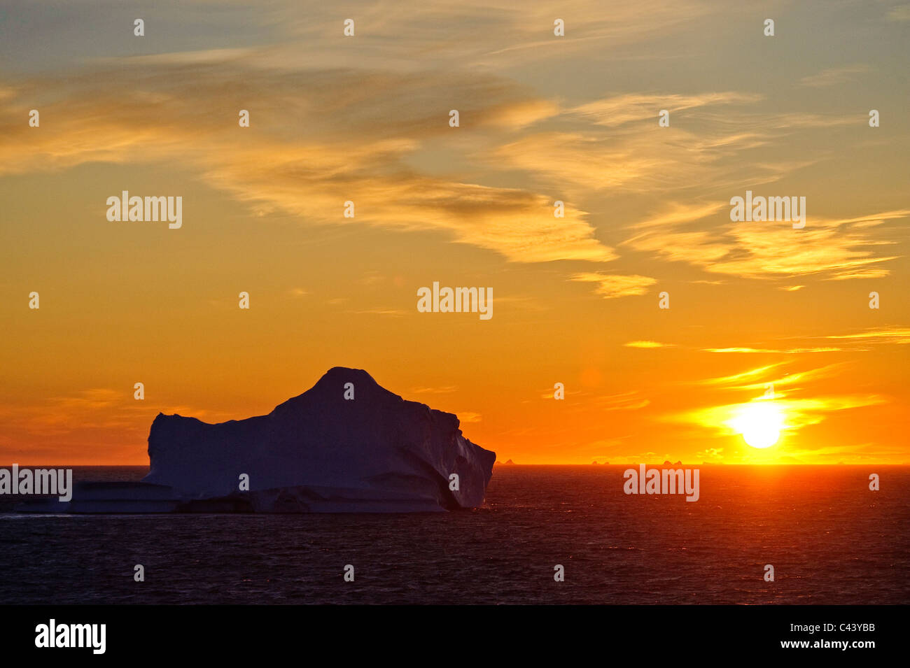 Le Groenland, l'Europe, la baie de Baffin, l'océan Arctique, de la côte ouest, paysage, mer, icebergs, coucher du soleil, de l'humeur Banque D'Images