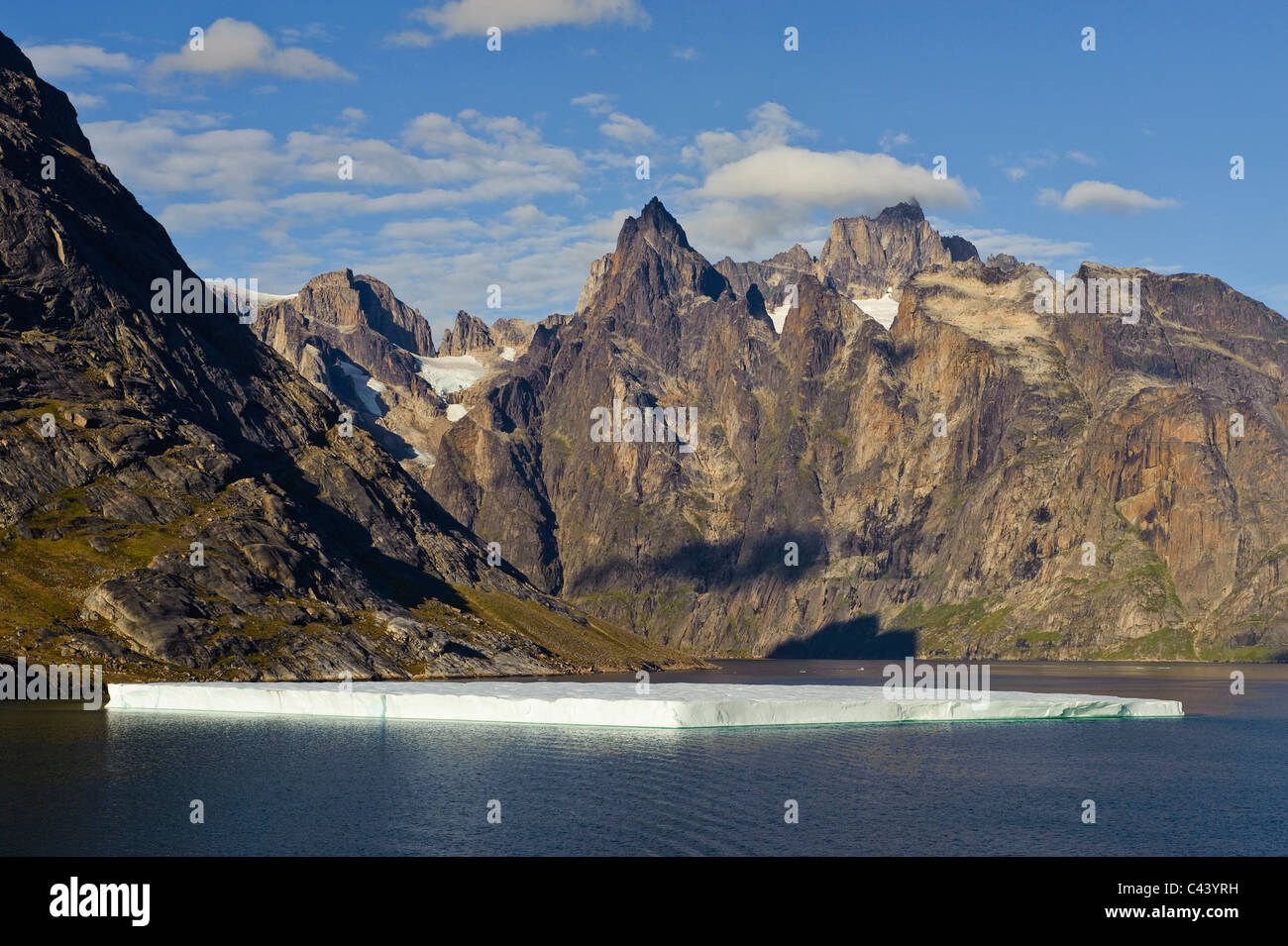 Le Groenland, Europe, sud, Prins Christian Sund, fjord, montagnes, rochers, falaises, paysages, cloud sky, glace, oeuf, ice floe, record Banque D'Images