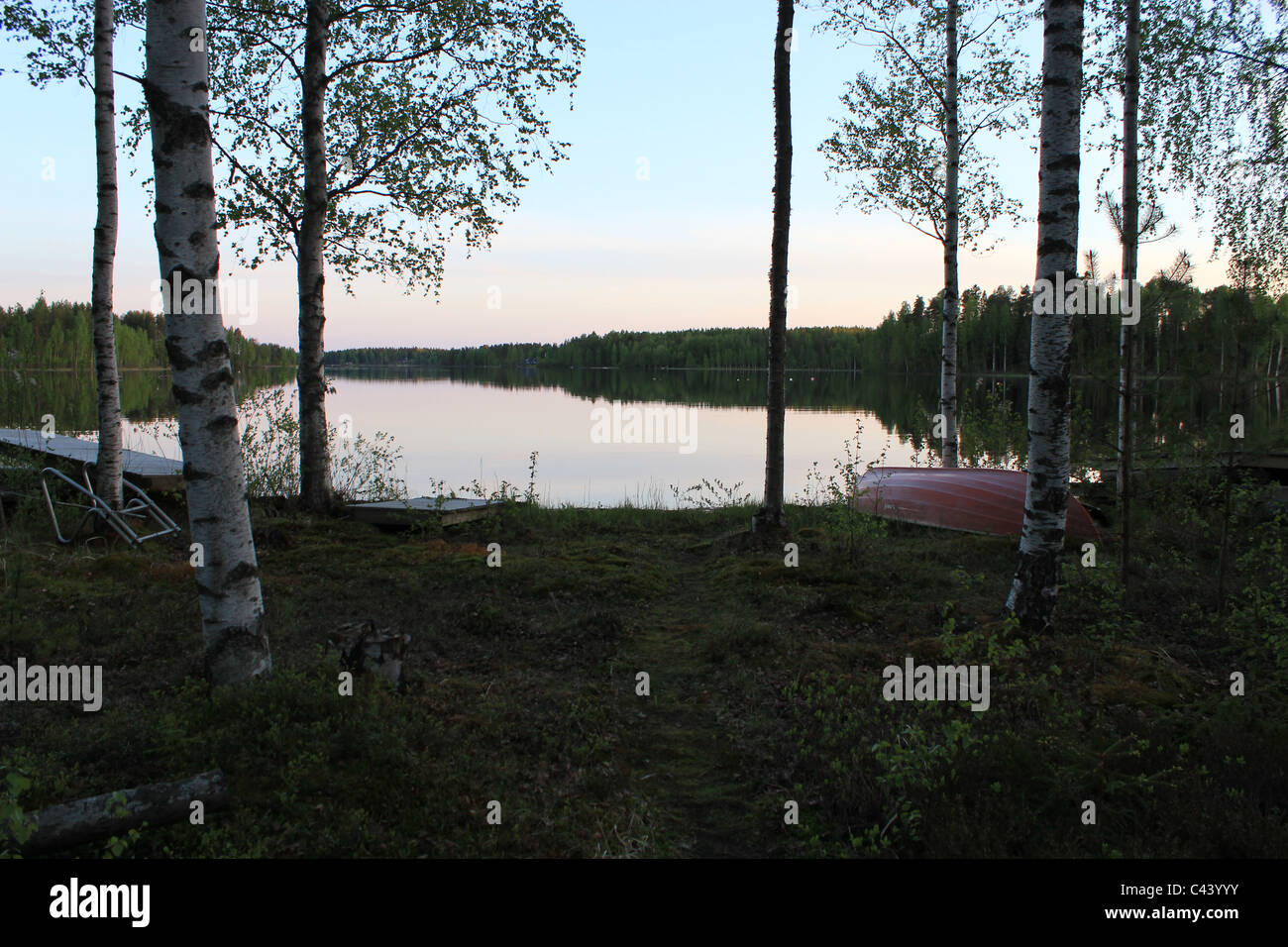 Lac finlandais de nuit au début de l'été Banque D'Images