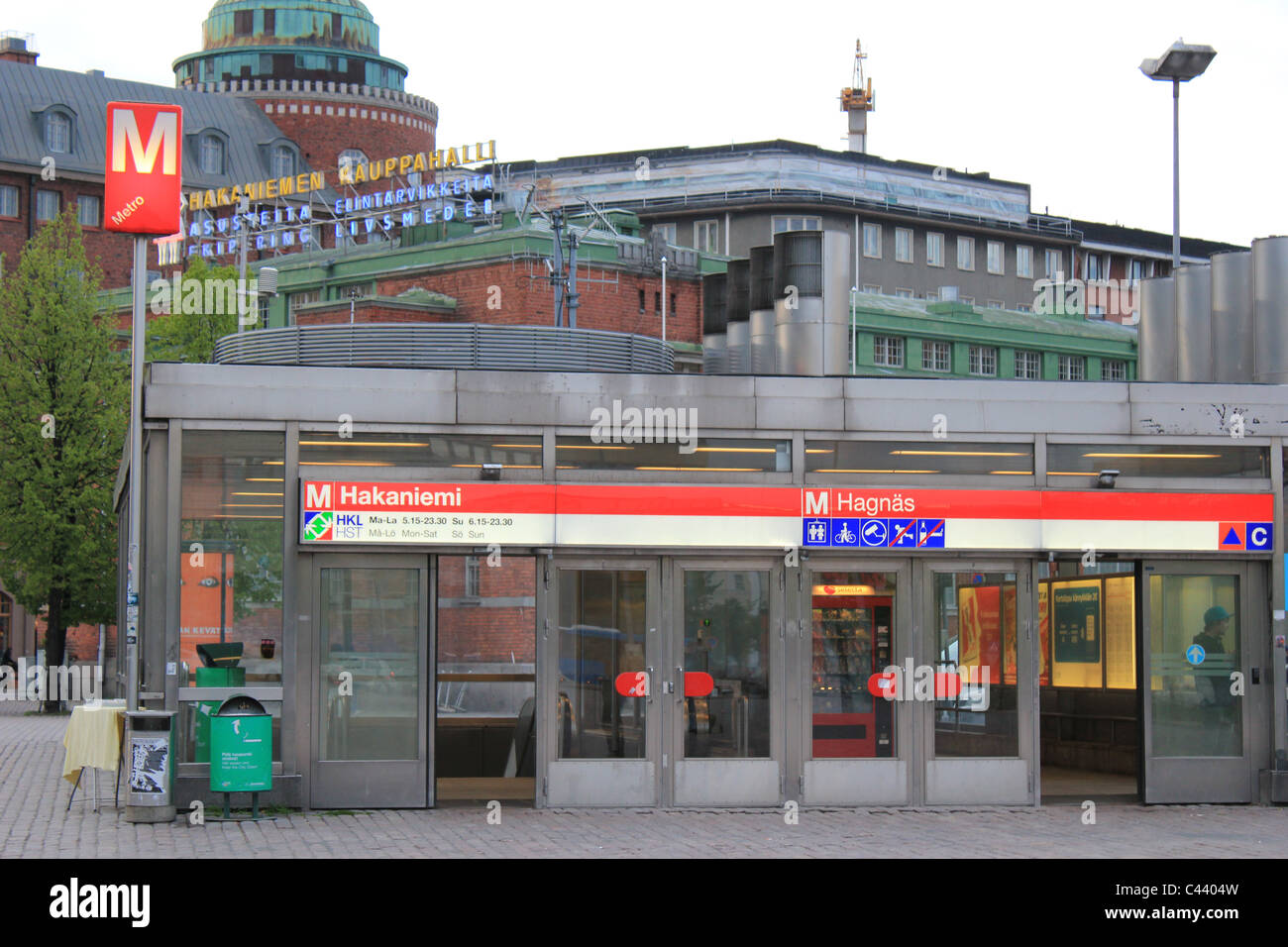 Porte sur la rue de la station de métro hakaniemi à Helsinki, Finlande Banque D'Images Porte sur la rue de la station de métro hakaniemi à Helsinki, Finlande Banque D'Images