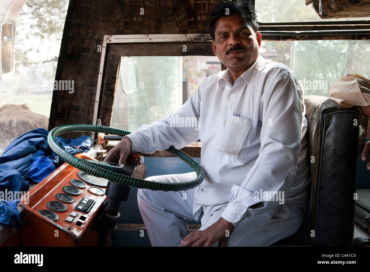 L'Inde chauffeur de bus se posent dans son autobus à Sonauli, Uttar Pradesh, Inde Banque D'Images