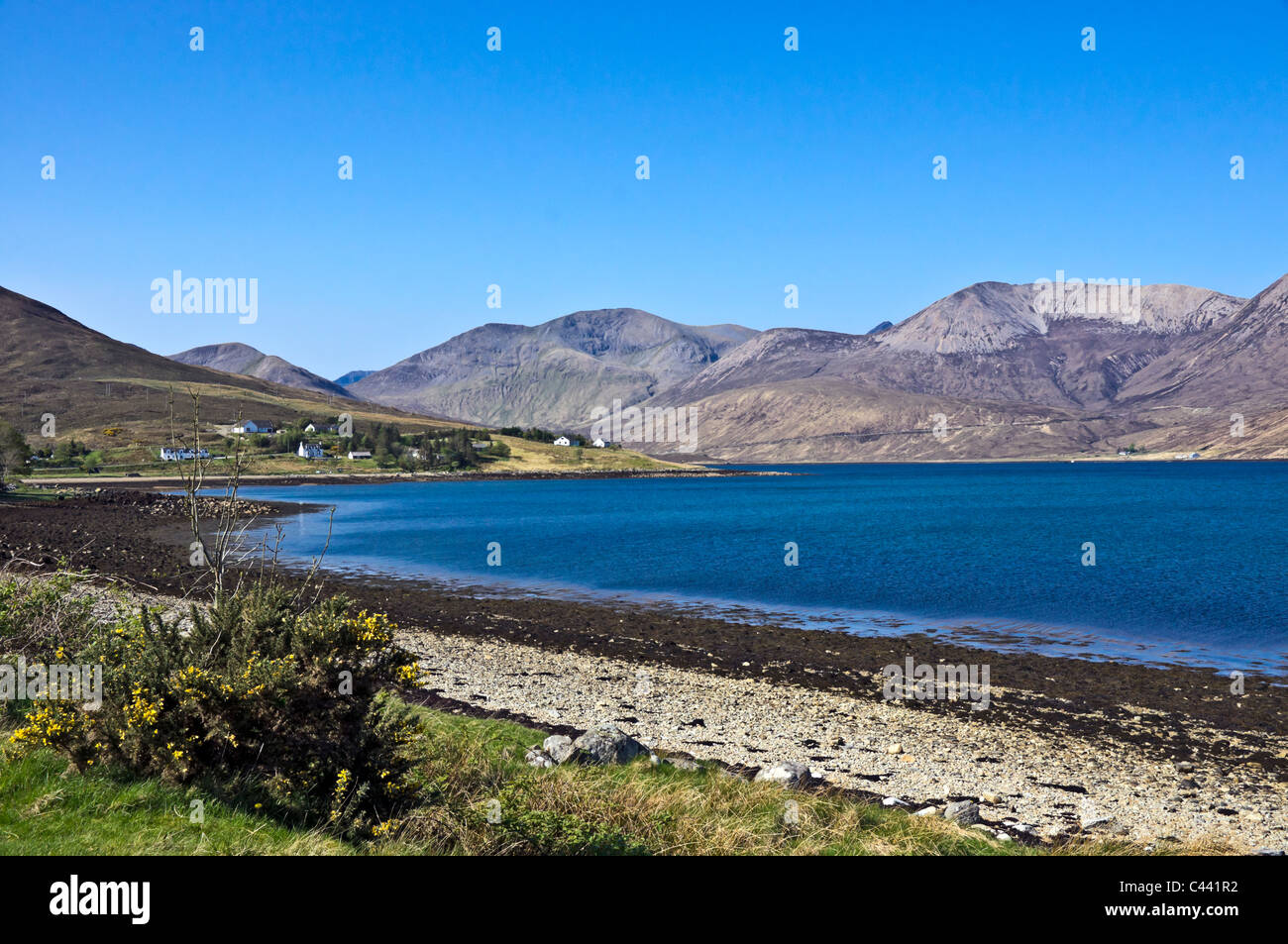 Vue vers l'île de Skye Luib village sur les rives du Loch Ainort en Ecosse Banque D'Images
