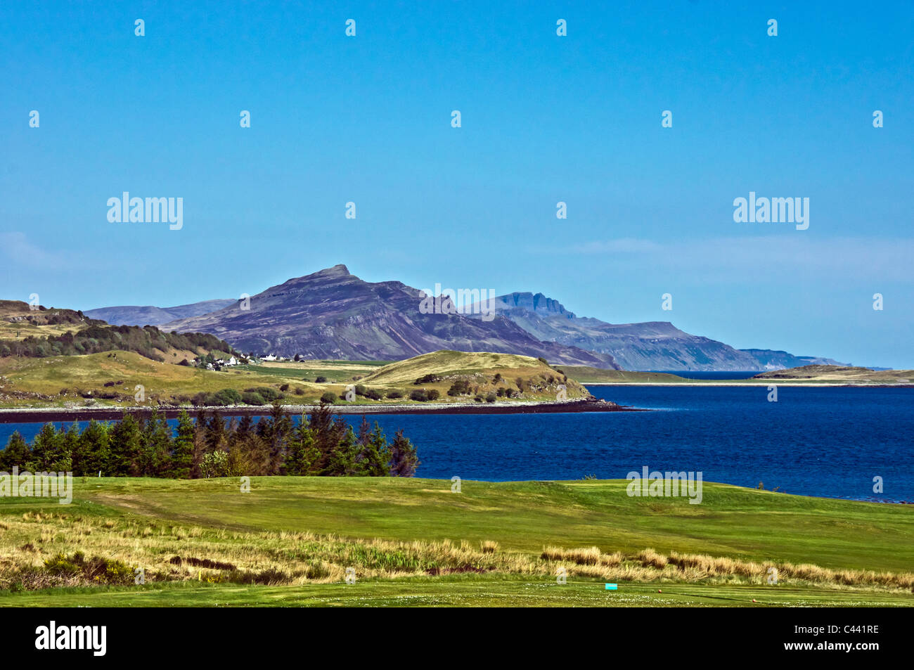 Vue sur le Loch Sligachan pour la Trotternish et Storr dans le nord de Skye en Ecosse depuis près de golf en dehors de Sconser Banque D'Images