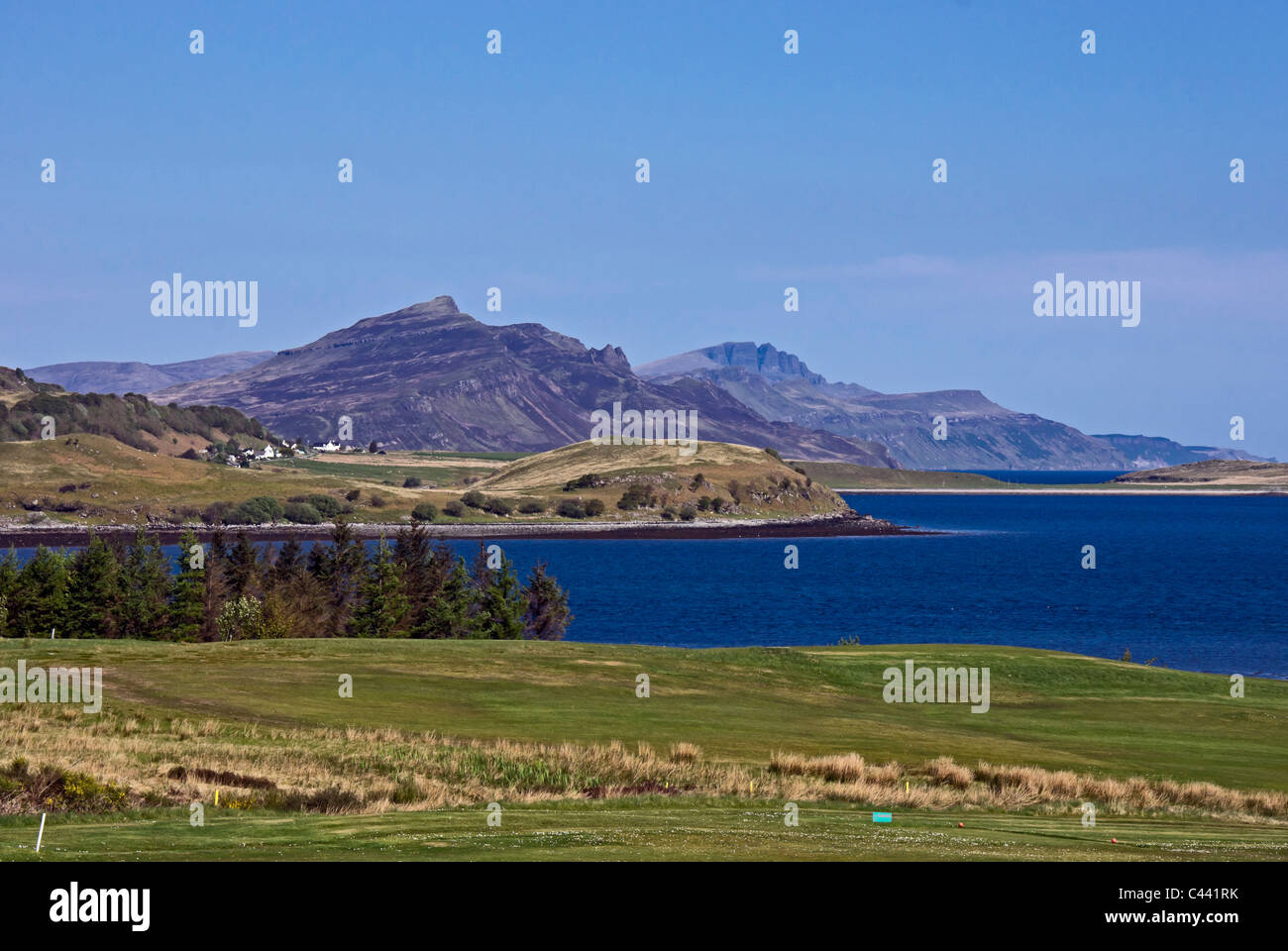 Vue sur le Loch Sligachan pour la Trotternish et Storr dans le nord de Skye en Ecosse depuis près de golf en dehors de Sconser Banque D'Images
