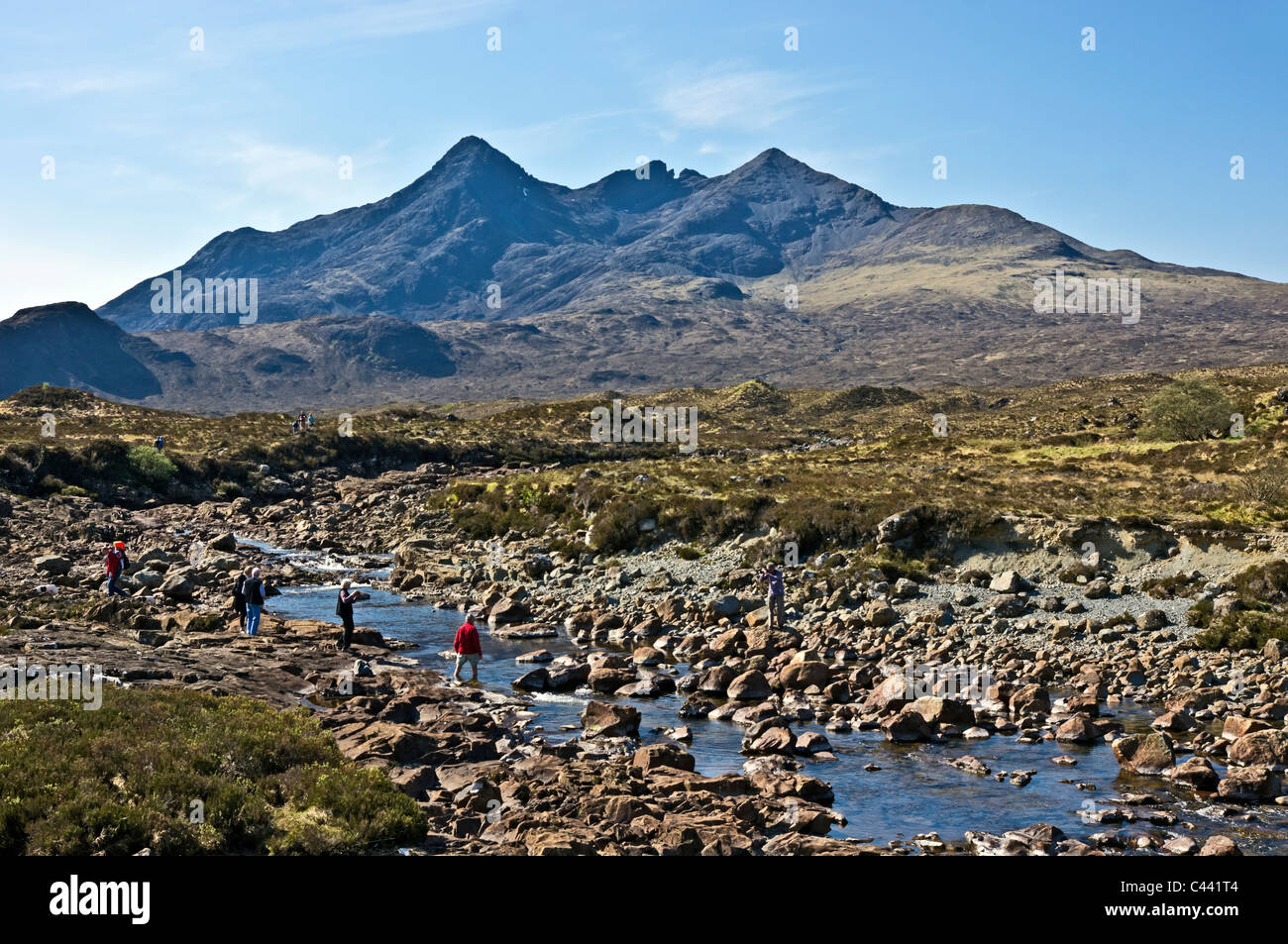 Les visiteurs s'amuser à River Sligachan Sligachan près de Hôtel à Glen Sligachan sur l'île de Skye en Ecosse Banque D'Images