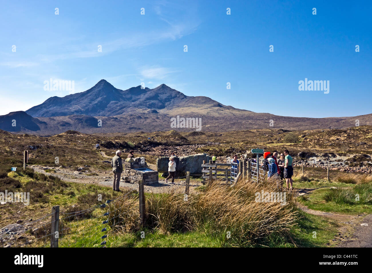 Point d'accès à chemin à travers Glen Sligachan à Loch Coruisk et Elgol à Sligachan Hôtel de l'île de Skye en Ecosse Banque D'Images