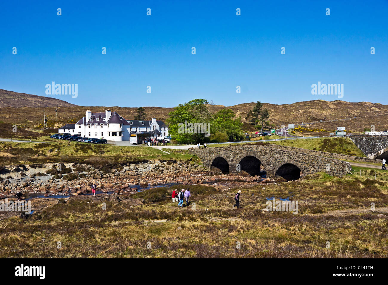 Vue sur River Sligachan Sligachan vers l'hôtel et l'ancien pont routier sur l'île de Skye en Ecosse Banque D'Images