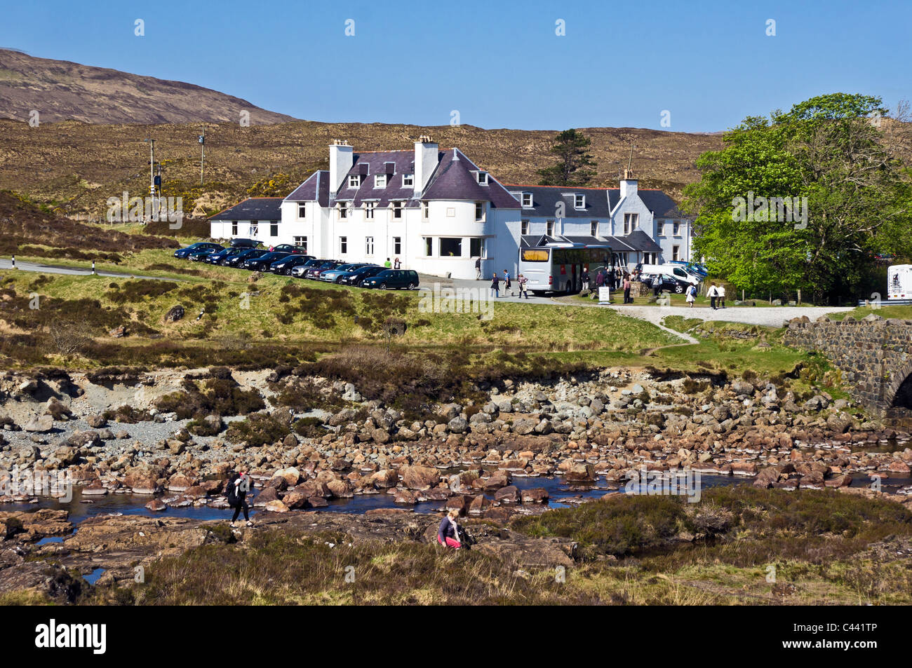 Vue sur River Sligachan Sligachan vers l'Hôtel de l'île de Skye en Ecosse Banque D'Images