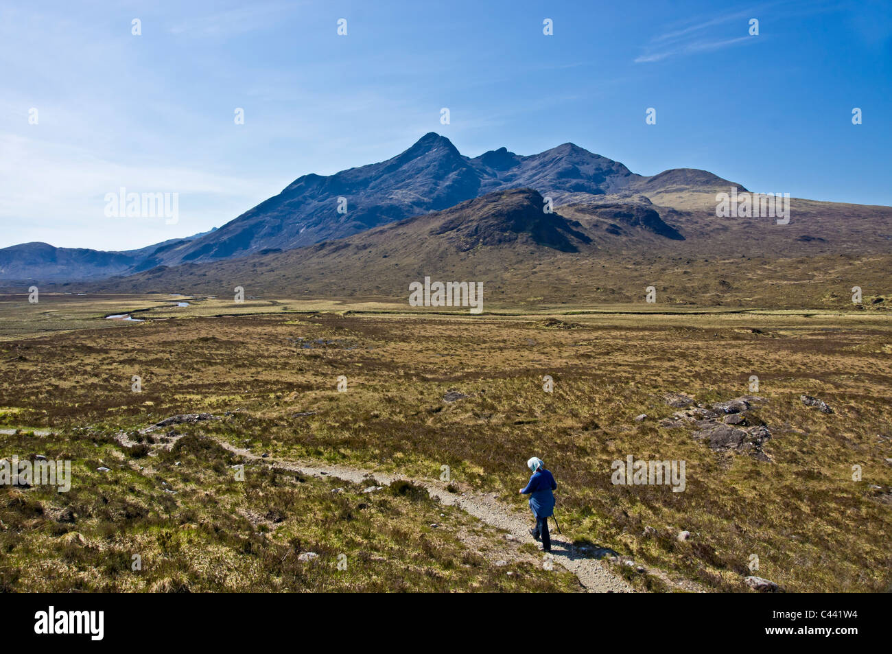 Un marcheur se dirige vers le sud/est vers le Loch Scavaig par Glen Sligachan sur l'île de Skye en Ecosse Banque D'Images