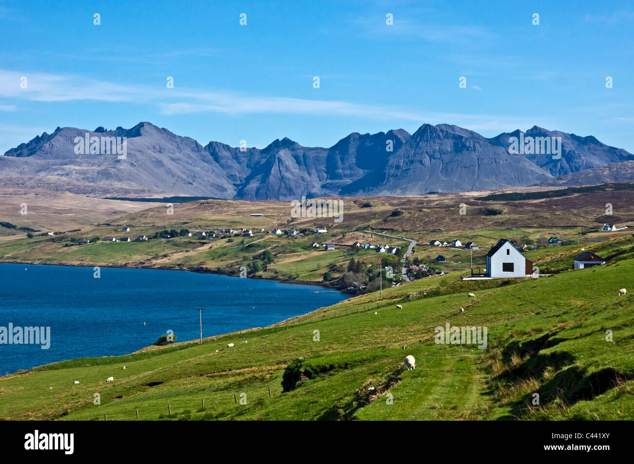 Vue du dessus vers le village de Skye Carbost Cuillin Hills Banque D'Images
