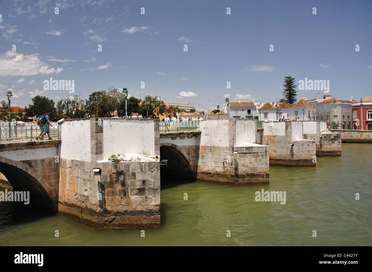 Pont romain sur In The Golfer's Paradise, Tavira, Tavira, Municipalité du district de Faro, Algarve, Portugal Banque D'Images