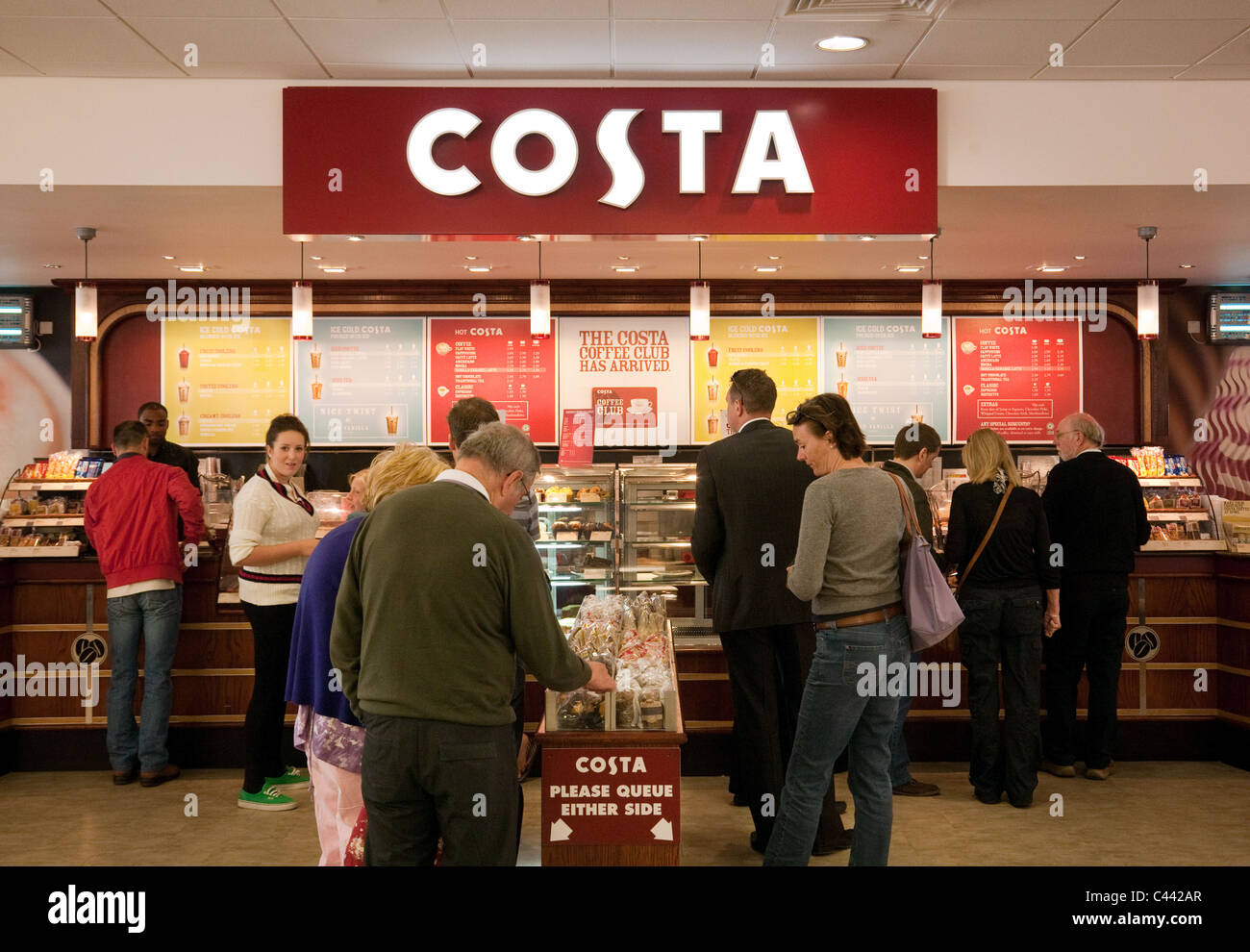 Les gens d'attente au Costa Coffee, café Clacket Lane, services d'autoroute M25, Surrey, UK Banque D'Images