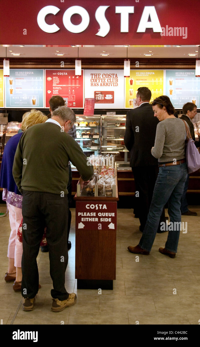 Les gens faire la queue à la cafétéria café Costa, Clacket Lane, services d'autoroute M25, Surrey UK Banque D'Images