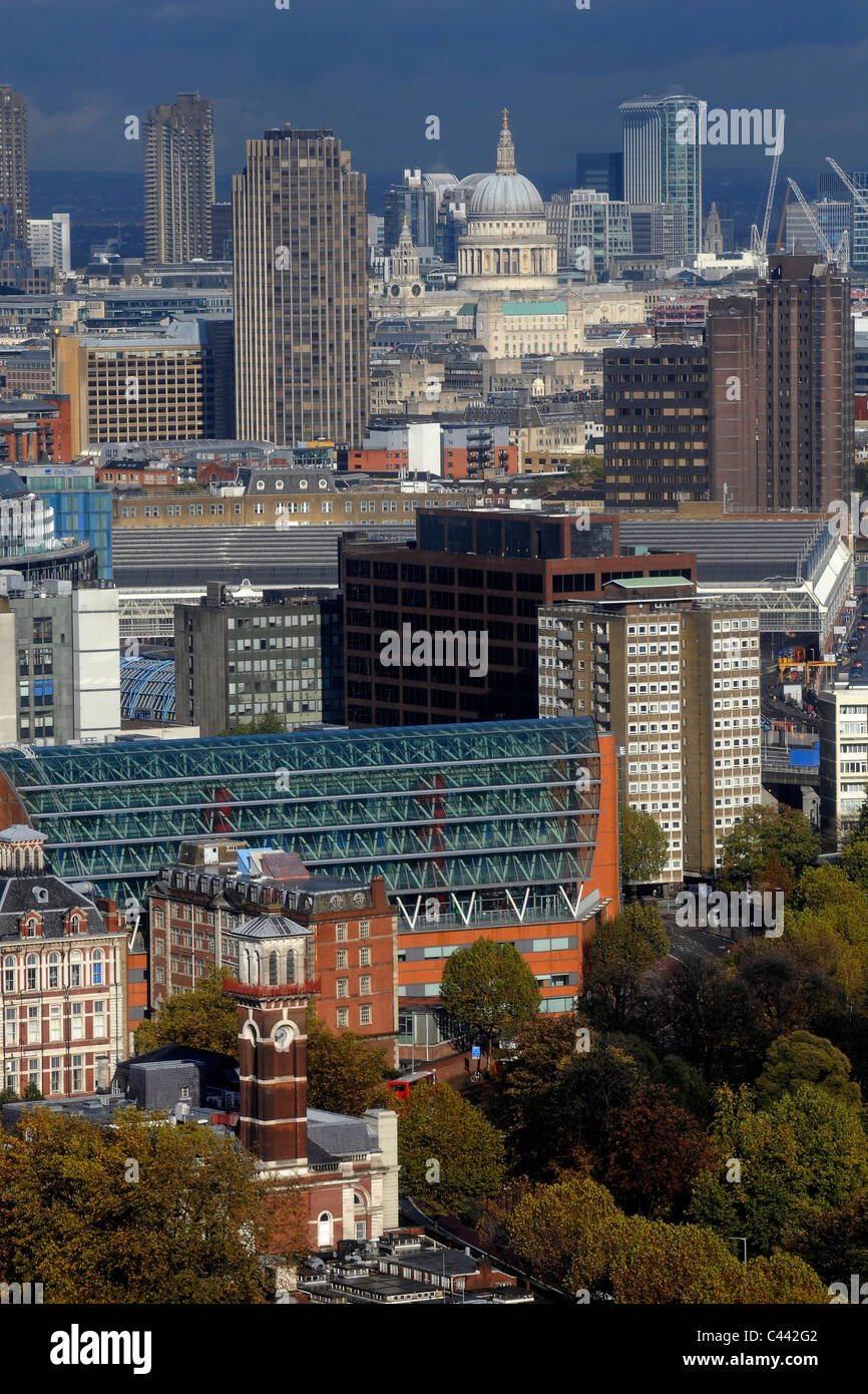 Une vue sur les toits de Londres et la Cathédrale St Paul Banque D'Images