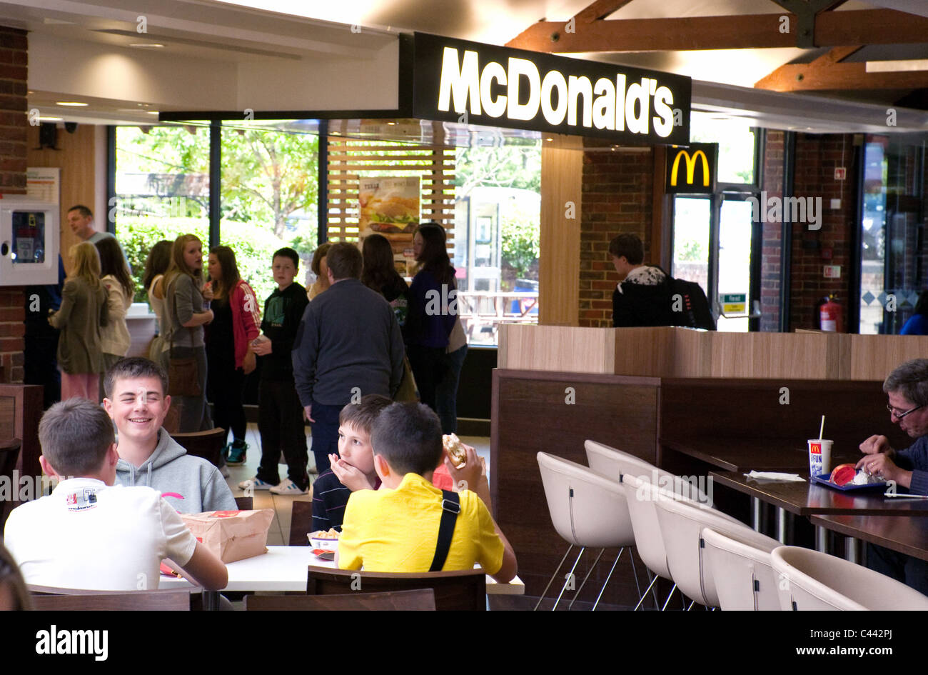 Les gens au MCDONALD, Clacket Lane, services d'autoroute M25 à Surrey, UK Banque D'Images