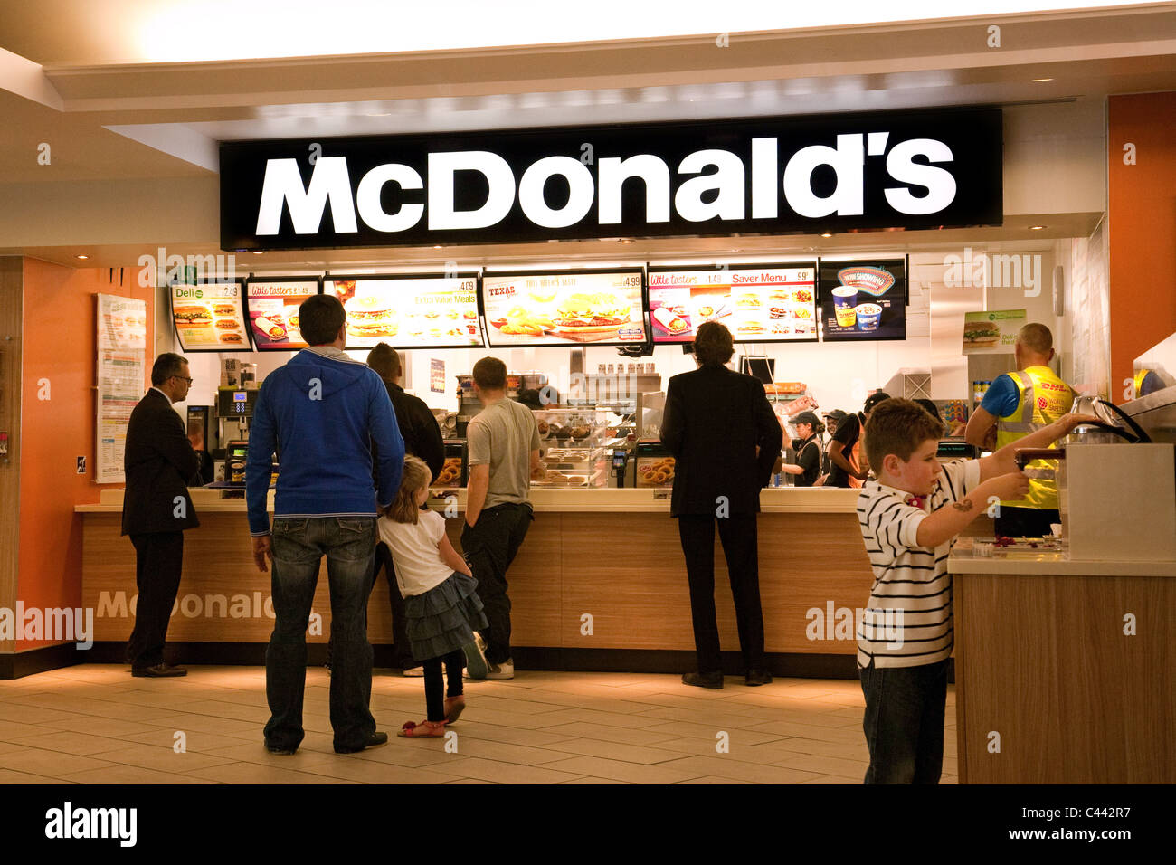 Les gens au MCDONALD, Clacket Lane, services d'autoroute M25 à Surrey, UK Banque D'Images