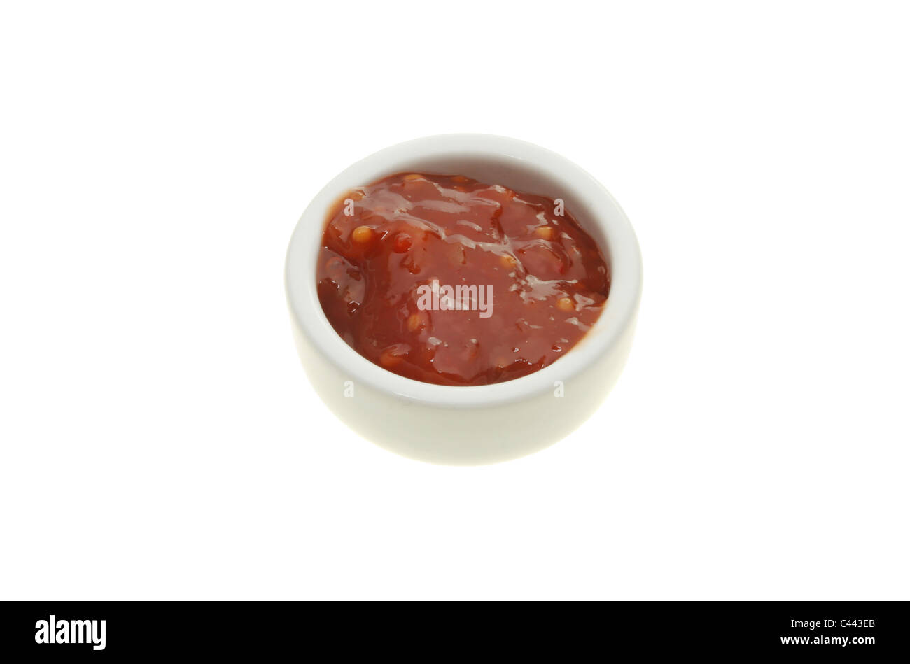 La relish de tomates dans un bol blanc isolé contre Banque D'Images