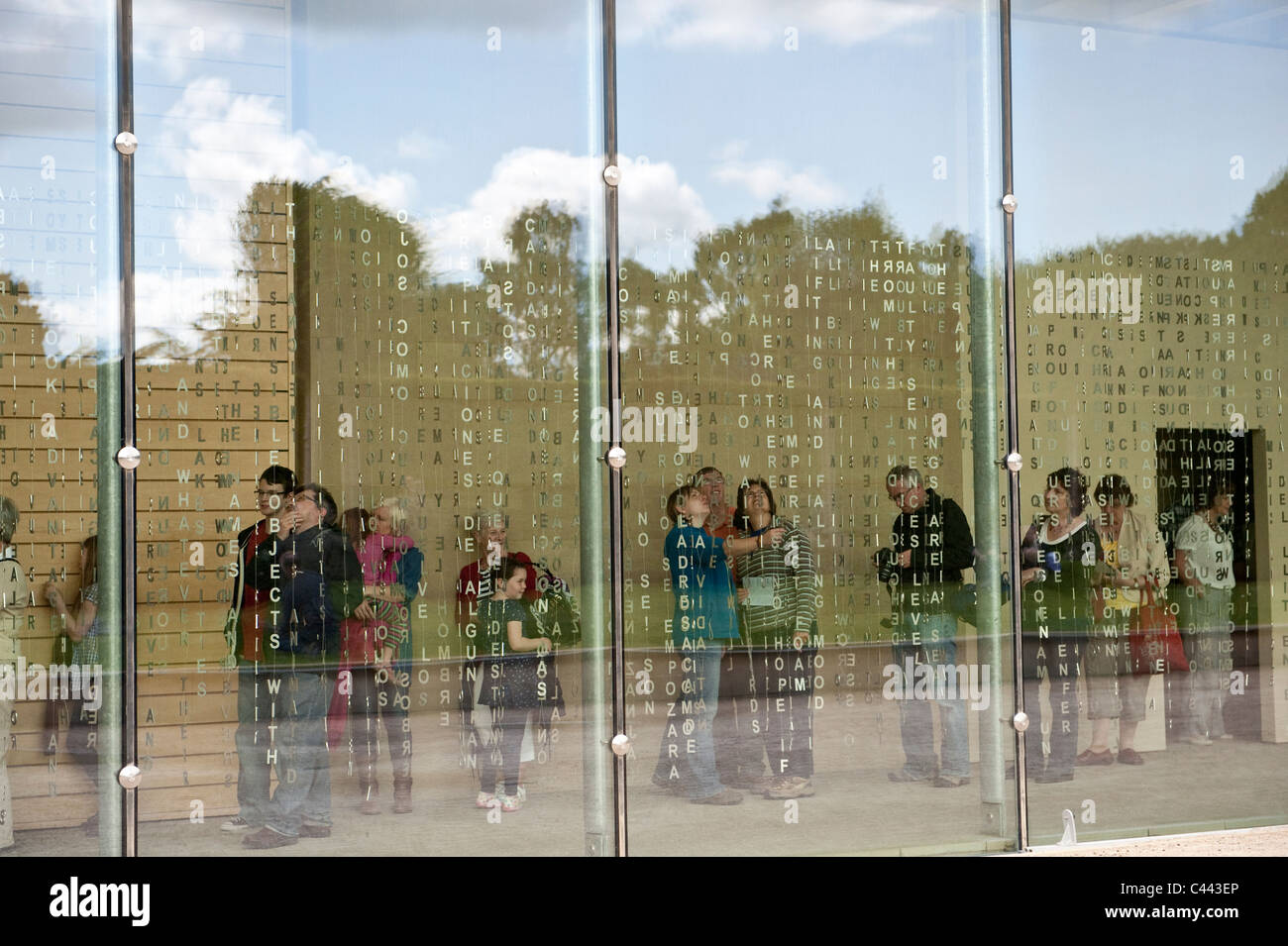 Personnes qui interagissent avec Jaume Plensa est un rideau de 50 mètres de la poésie faite de lettres en acier suspendu Yorkshire Sculpture Park Banque D'Images