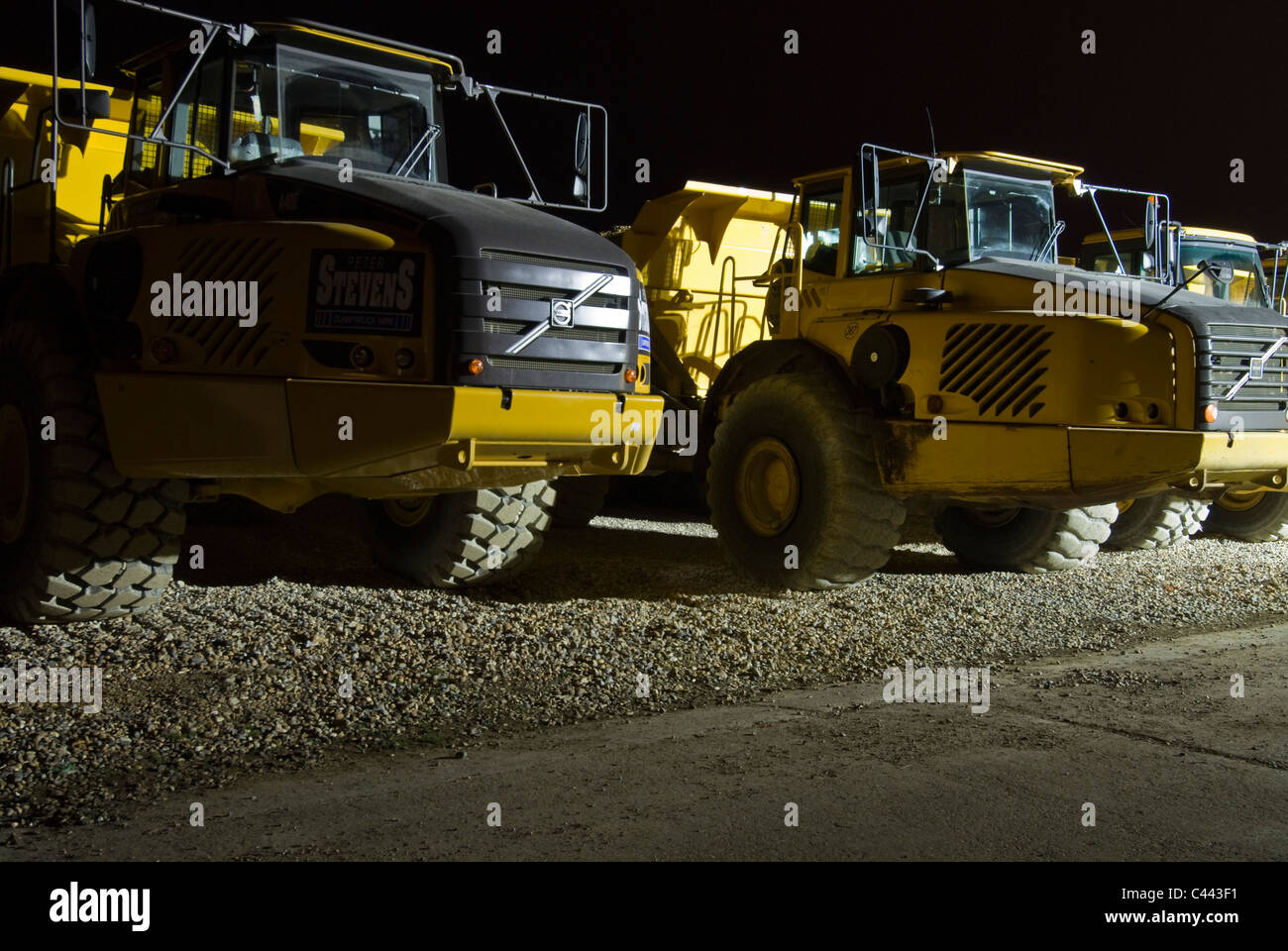 Close up benne Volvo camions tombereaux sur Seaford Beach la nuit. Utilisé pour l'érosion des plages ou des dommages causés par la tempête Banque D'Images