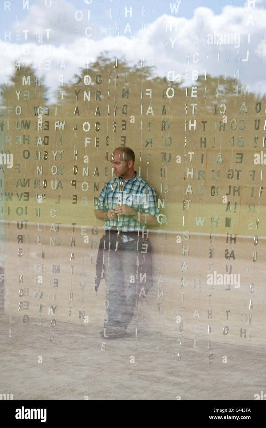 L'homme derrière l'espagnol Jaume Plensa, artiste, un rideau de 50 mètres de la poésie faite de lettres en acier suspendu Yorkshire Sculpture Park Banque D'Images