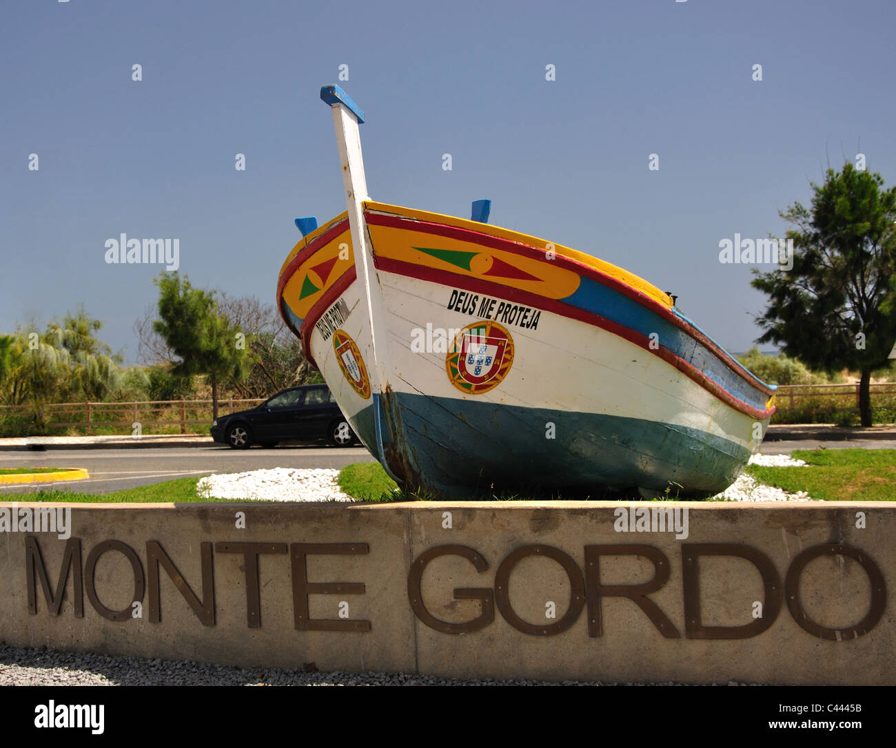 Vieux bateau de pêche en bois et signe, Monte Gordo, Vila Real de Santo António, Municipalité du district de Faro, Algarve, Portugal Banque D'Images