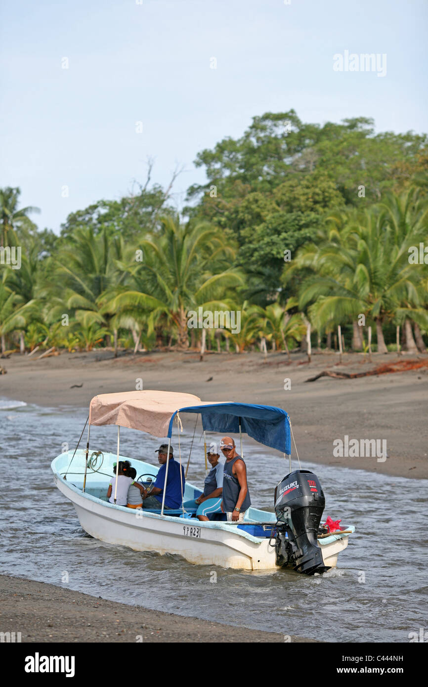 Heureux les pêcheurs partir en mer via l'embouchure de la rivière à marée haute à Santa Catalina, Veraguas, Panama, Amérique Centrale Banque D'Images