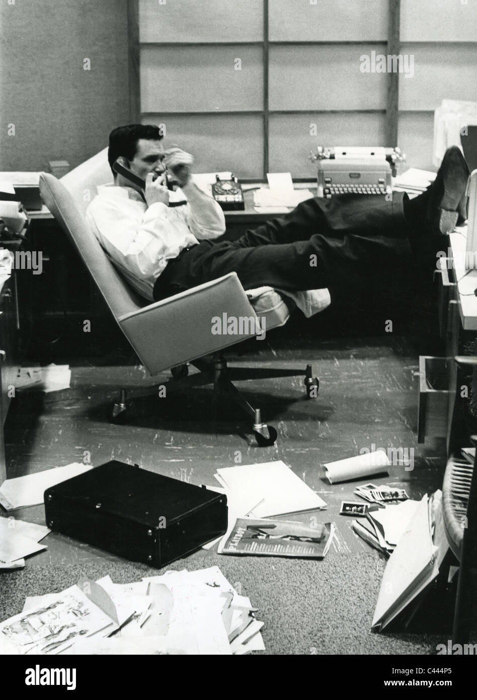 HUGH HEFNER le fondateur de Playboy magazine dans son bureau à propos de 1965 Banque D'Images