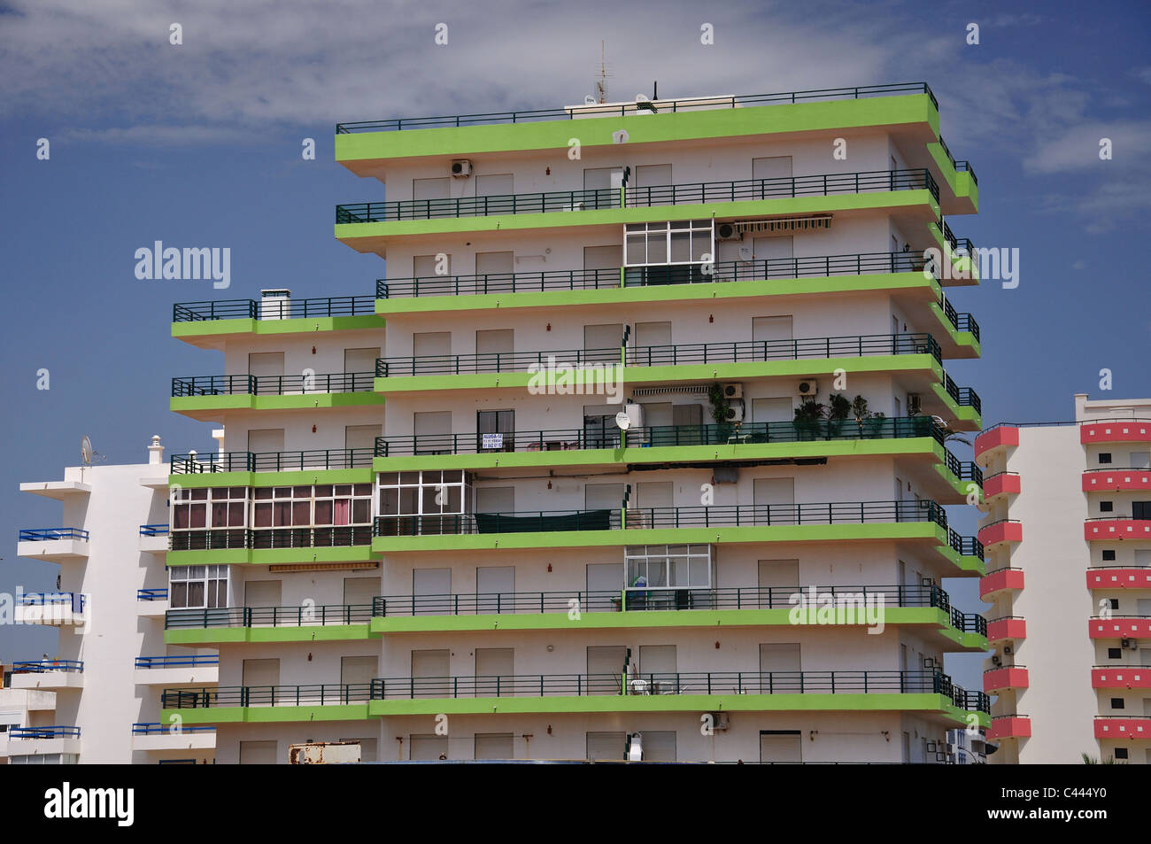 Bâtiment des appartements en front de mer, Monte Gordo, Vila Real de Santo António, Municipalité du district de Faro, Algarve, Portugal Banque D'Images