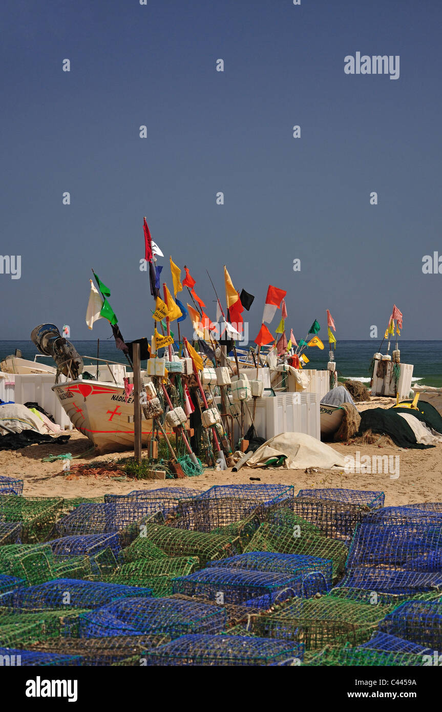 Bateaux de pêche sur la plage, Monte Gordo, Vila Real de Santo António, Municipalité du district de Faro, Algarve, Portugal Banque D'Images
