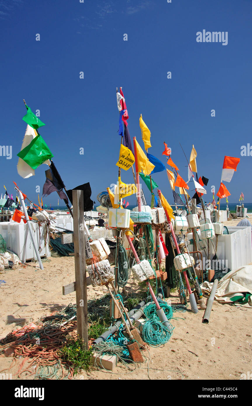 Des cannes à pêche sur la plage, Monte Gordo, Vila Real de Santo António, Municipalité du district de Faro, Algarve, Portugal Banque D'Images