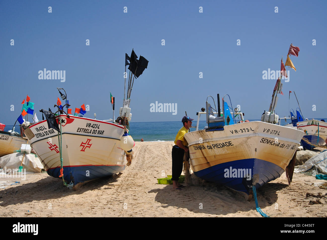 Bateaux de pêche sur la plage, Monte Gordo, Vila Real de Santo António, Municipalité du district de Faro, Algarve, Portugal Banque D'Images