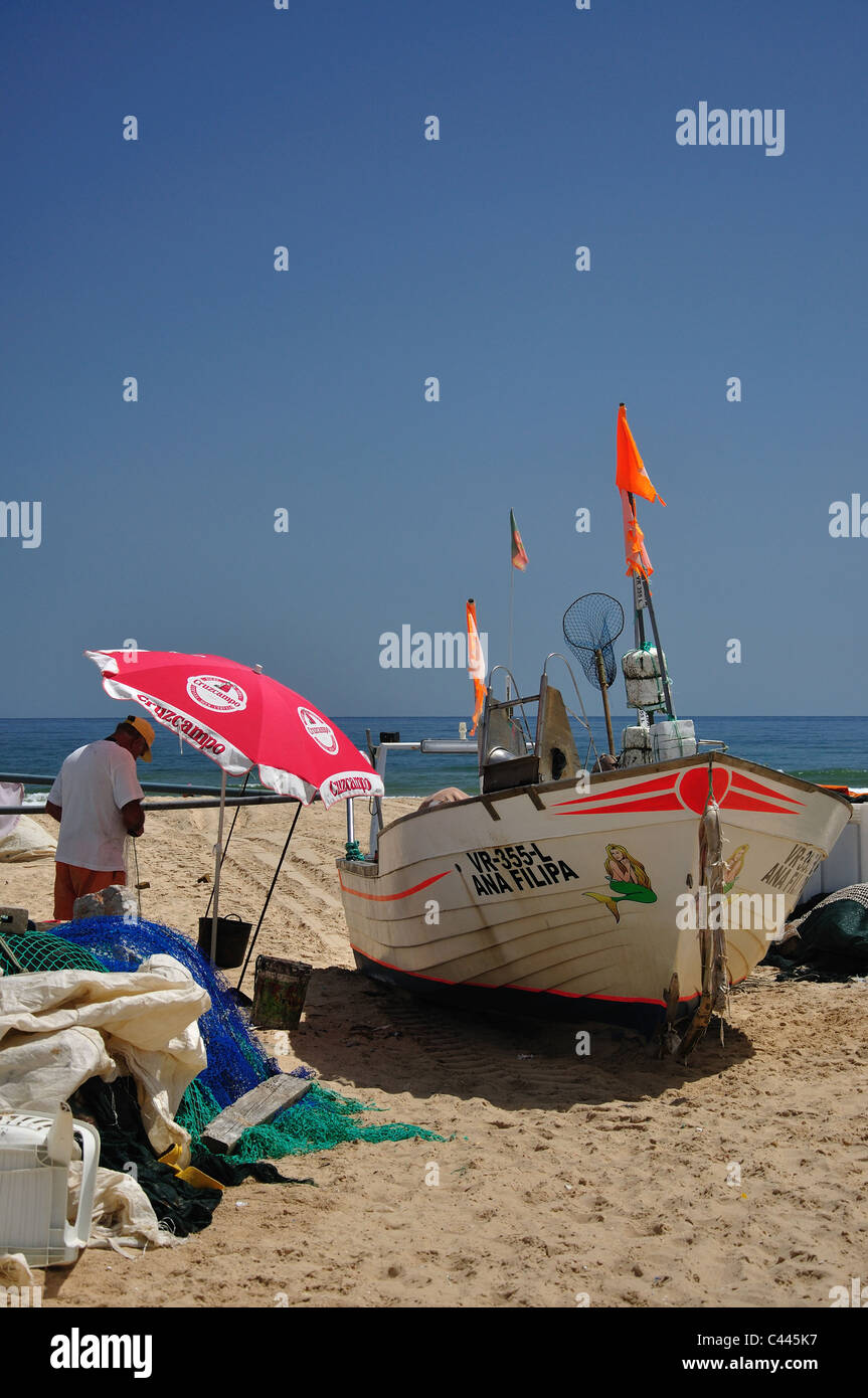 Bateau de pêche sur la plage, Monte Gordo, Vila Real de Santo António, Municipalité du district de Faro, Algarve, Portugal Banque D'Images