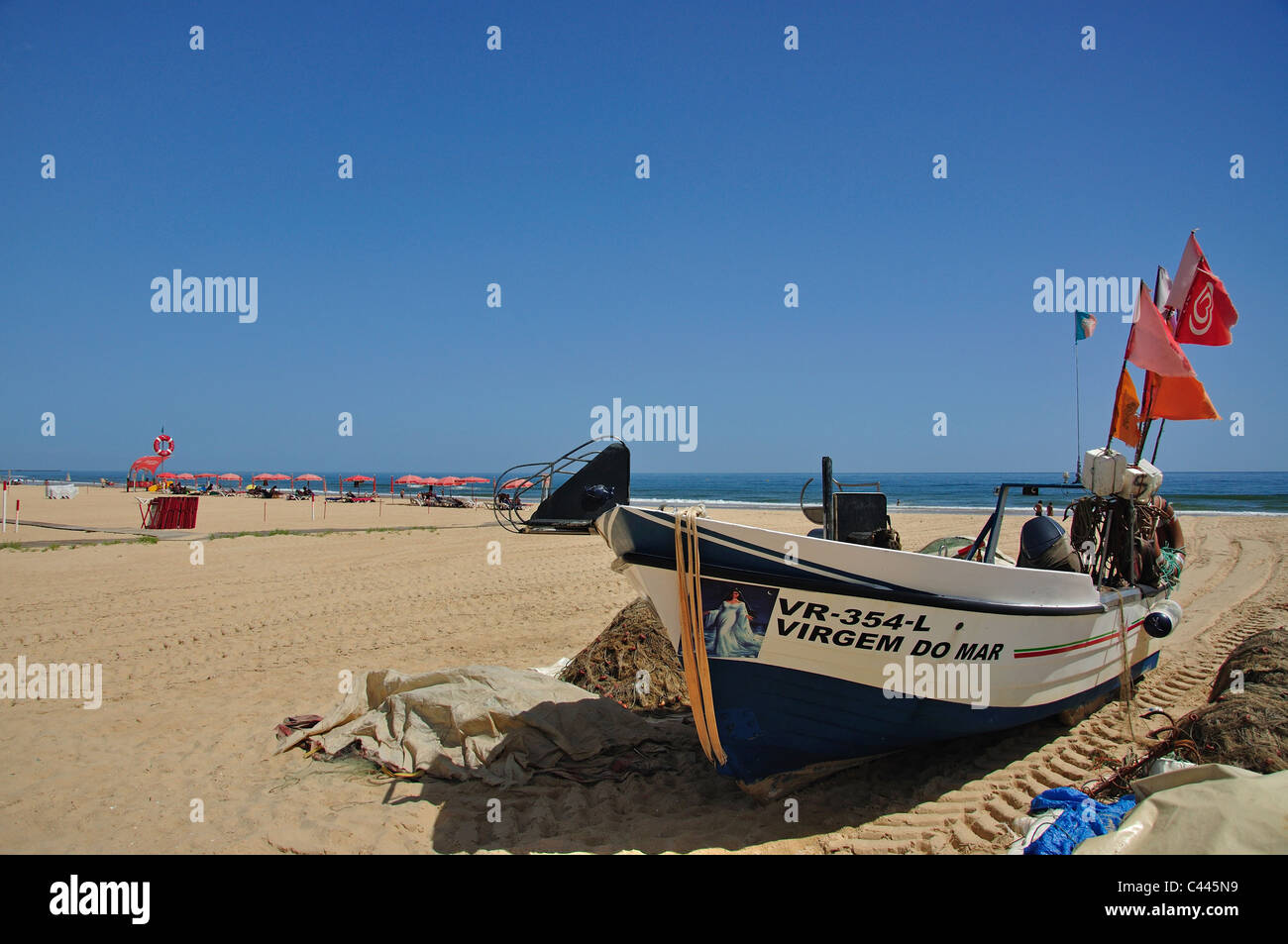 Beachscene montrant bateau de pêche, Monte Gordo, Vila Real de Santo António, Municipalité du district de Faro, Algarve, Portugal Banque D'Images