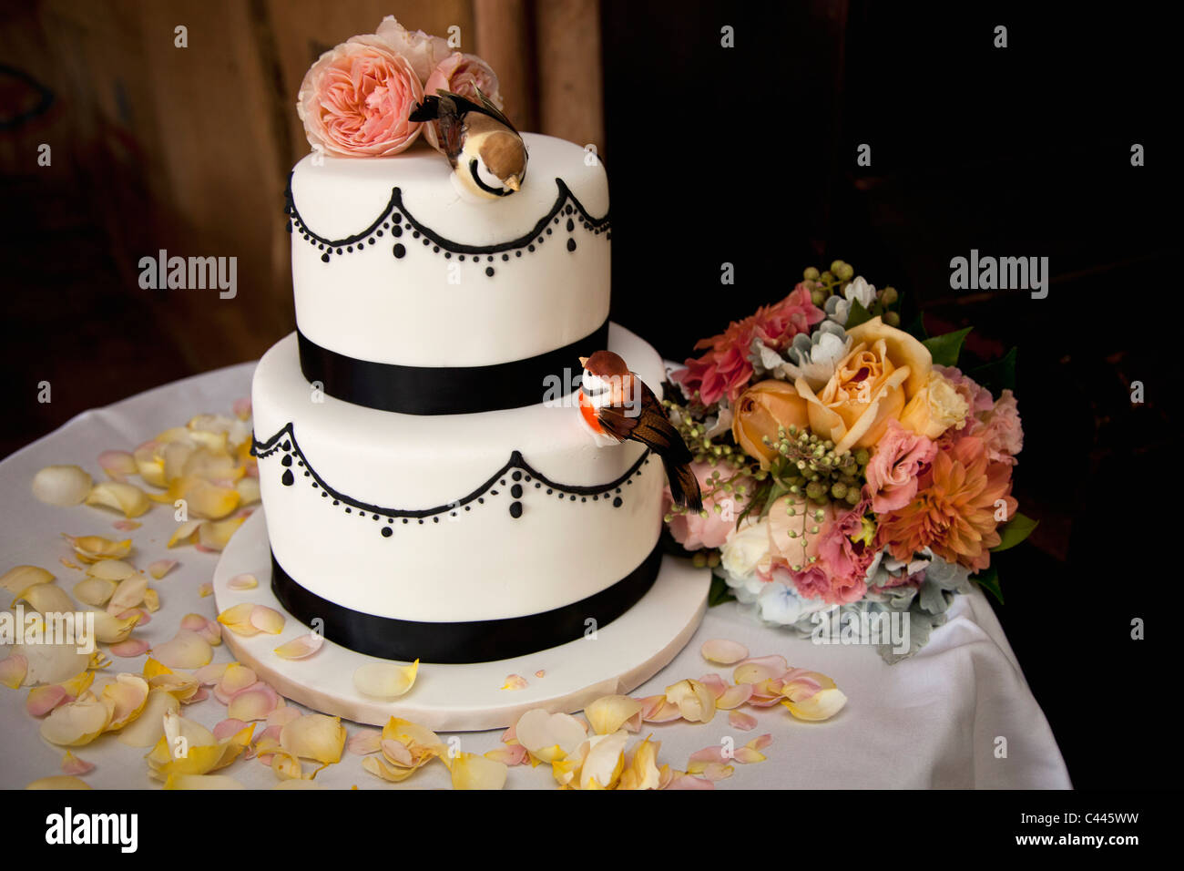 Un gâteau de mariage décoré de fleurs et d'oiseaux Banque D'Images