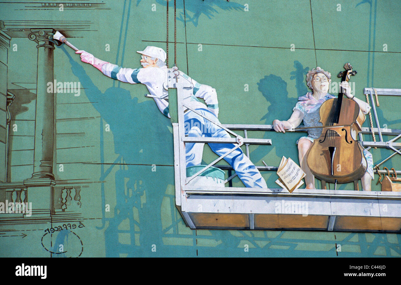 Peinture murale ou murale de l'homme peinture d'une trompe-l'œil et d'une femme jouant de la contrebasse sur une plate-forme aérienne, Fréjus, France Banque D'Images