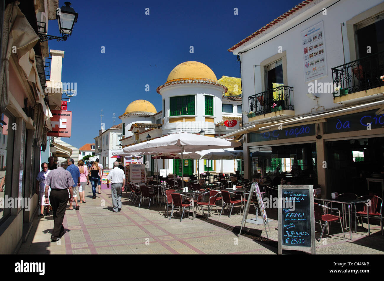 Street Cafe, Teófilo Braga Rua Dr, Vila Real de Santo António, District de Faro, Algarve, Portugal Banque D'Images