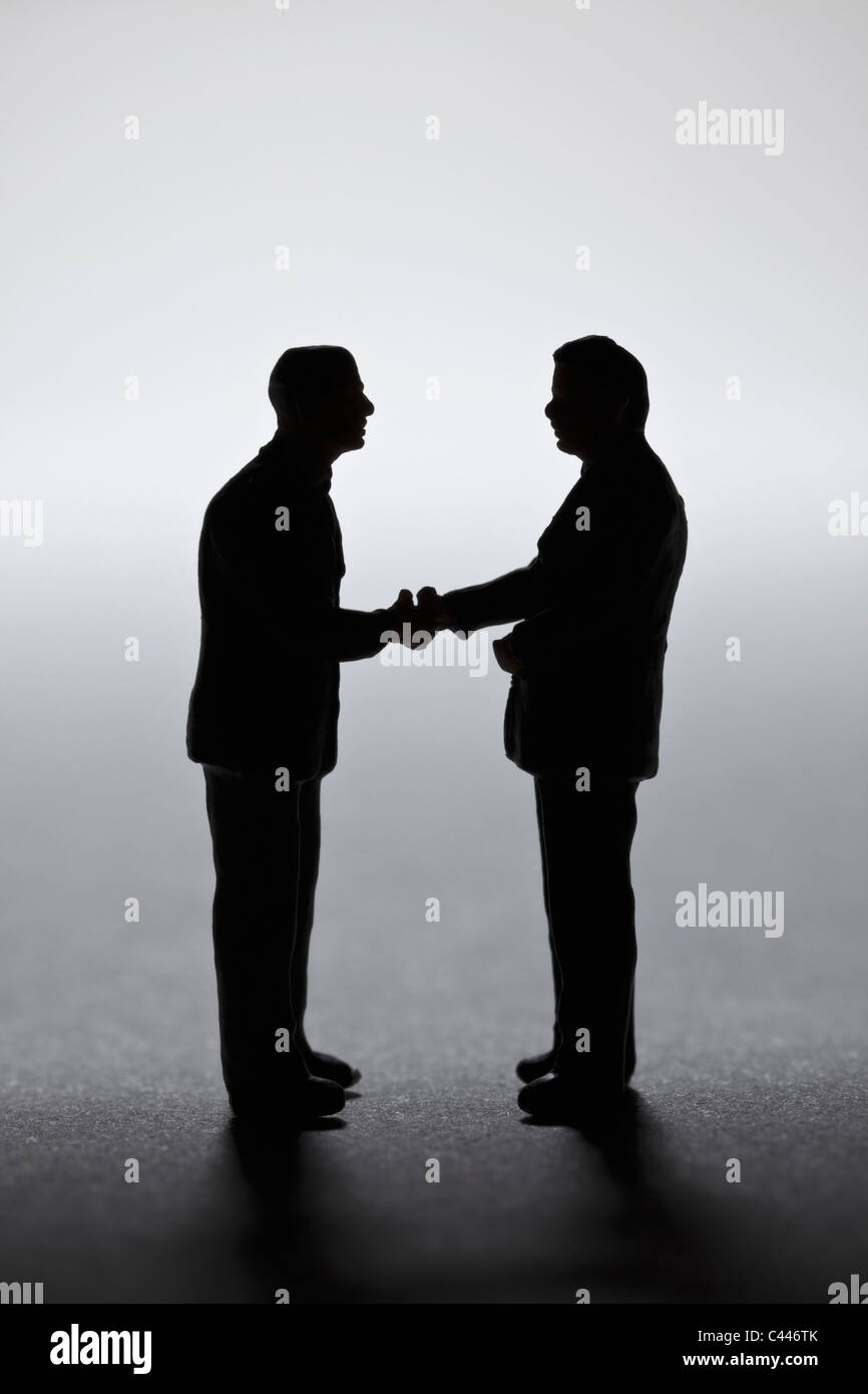 Deux hommes d'miniatures figurines shaking hands Banque D'Images