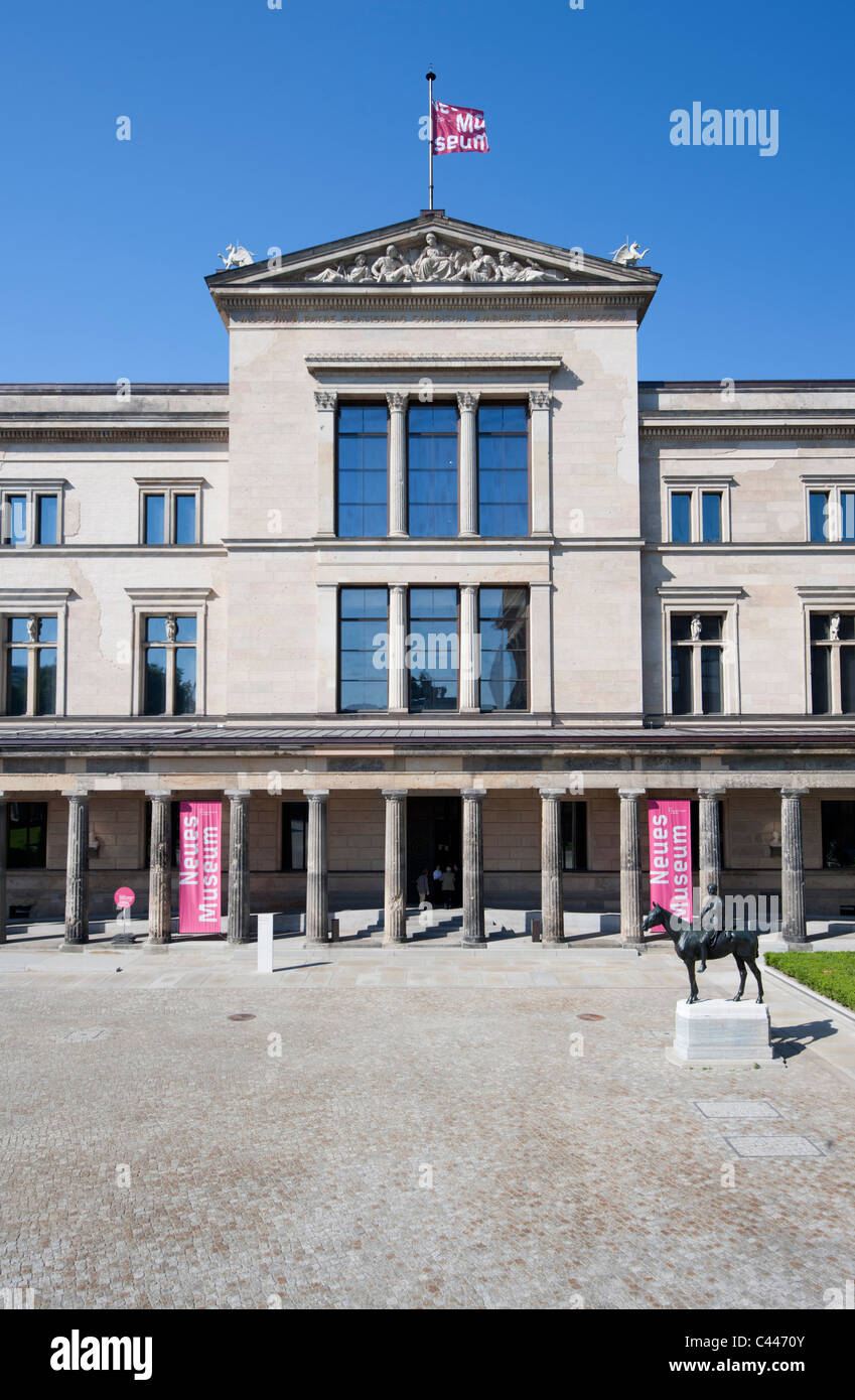 L'extérieur du Neues Museum ou nouveau musée sur l'île aux musées ou Museumsinsel dans quartier de Mitte à Berlin Allemagne Banque D'Images