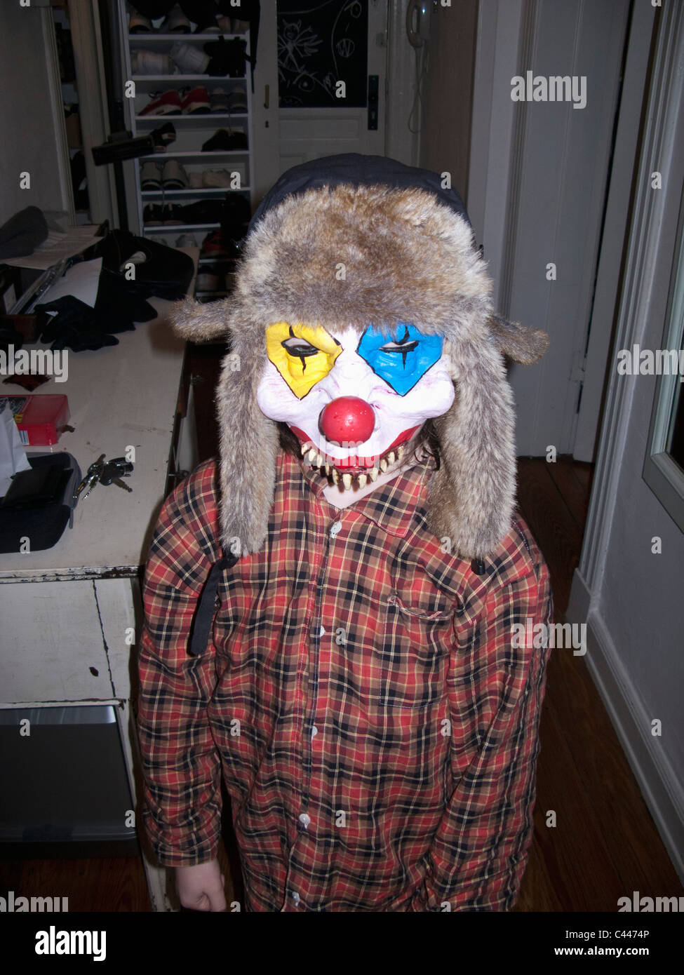 Kid avec masque clown effrayant. Banque D'Images