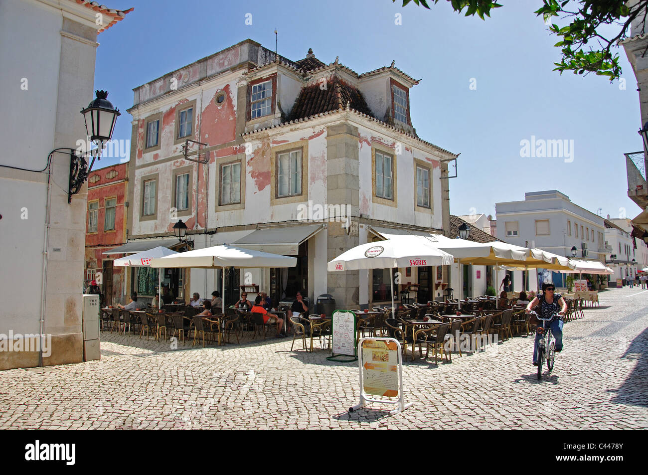 Café de la rue dans la vieille ville, Vila Real de Santo António, District de Faro, Algarve, Portugal Banque D'Images