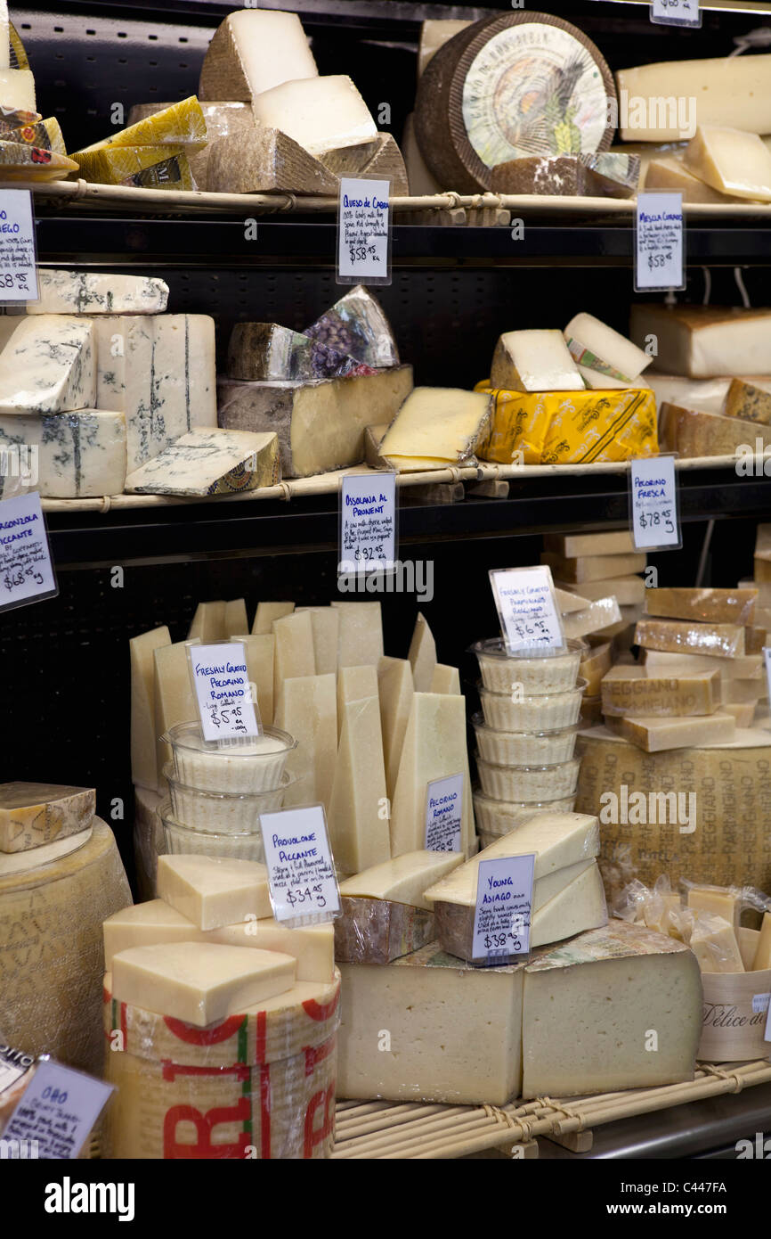 Divers fromages at a market stall Banque D'Images