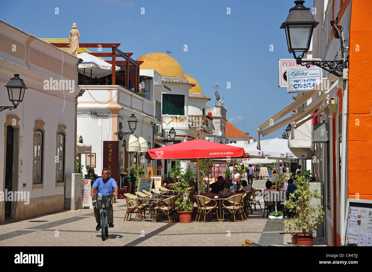 Café de la rue dans la vieille ville, Vila Real de Santo António, District de Faro, Algarve, Portugal Banque D'Images