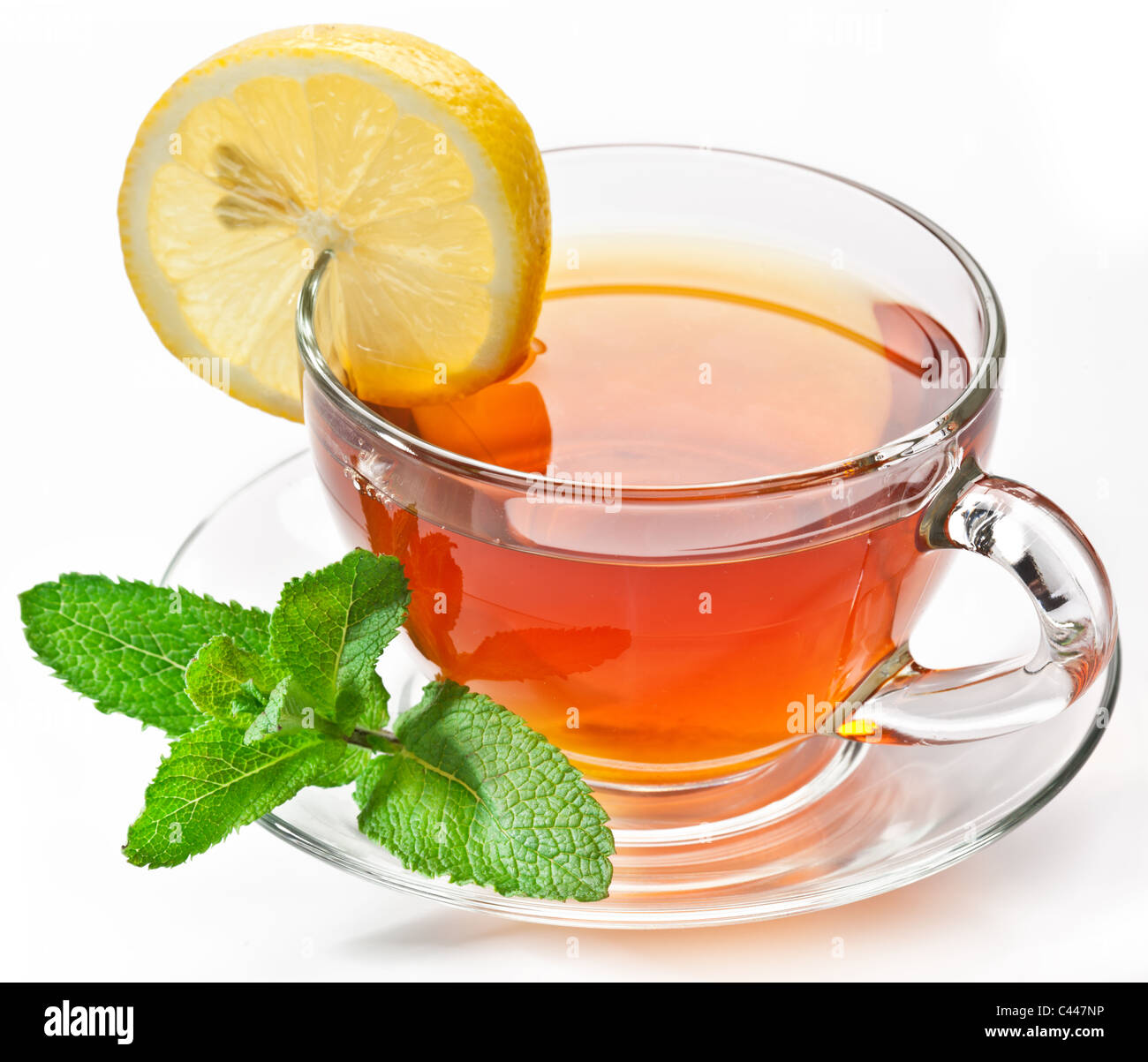 Tasse de thé à la menthe isolé sur un fond blanc. Banque D'Images