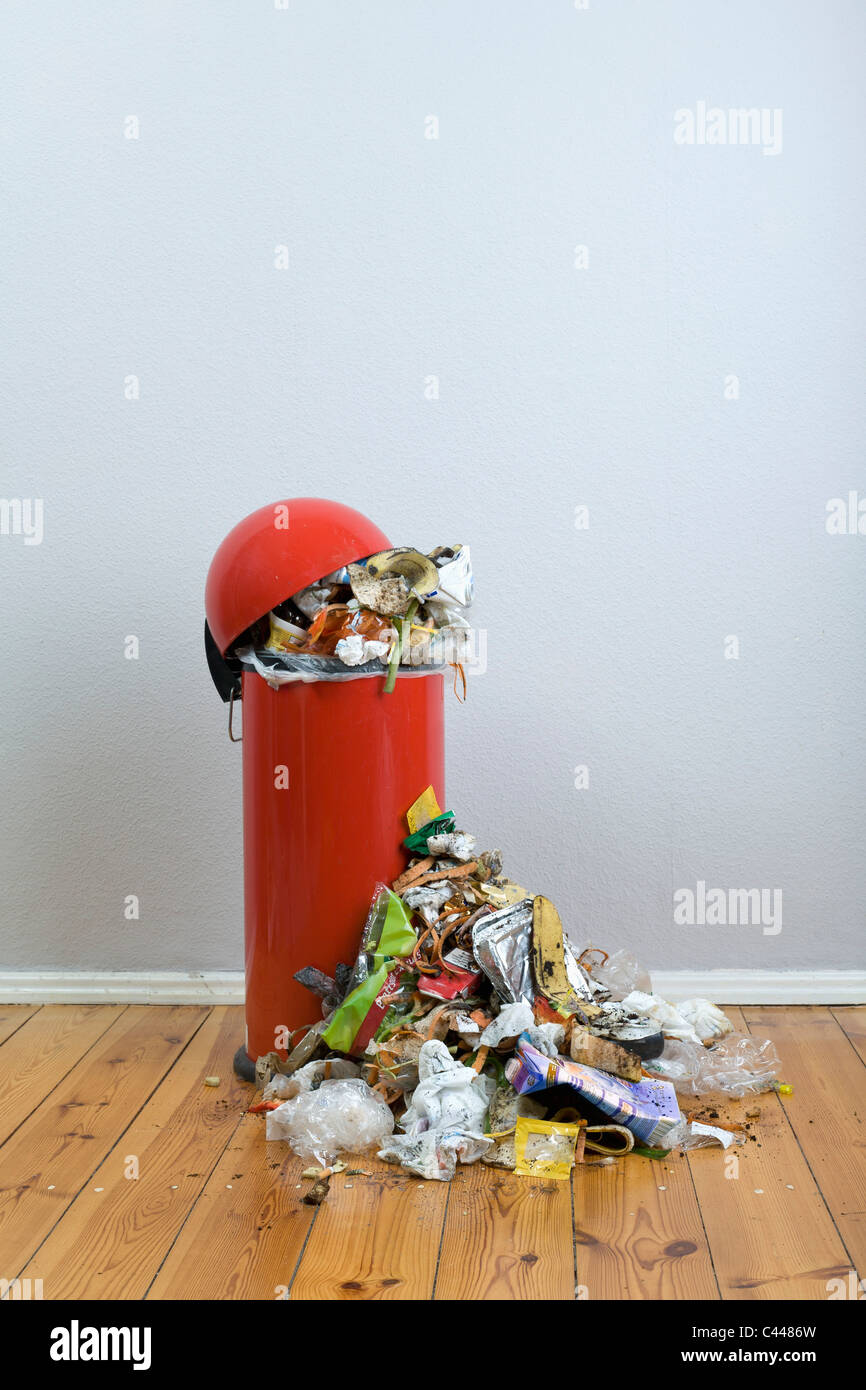 Une poubelle débordante de nourriture pourrie et les matières recyclables Banque D'Images