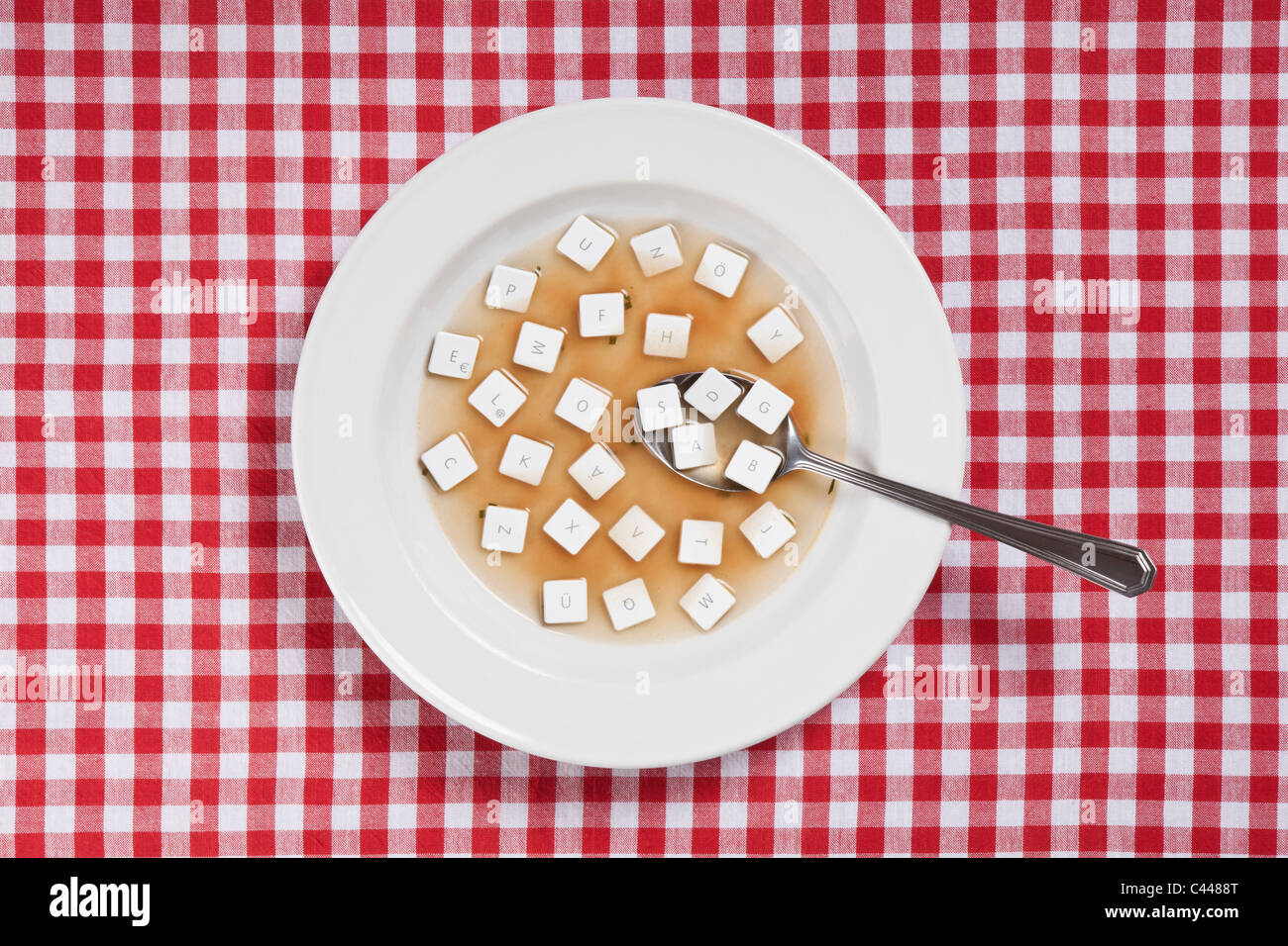 Un bol de soupe avec diverses touches de l'ordinateur en suspension Banque D'Images