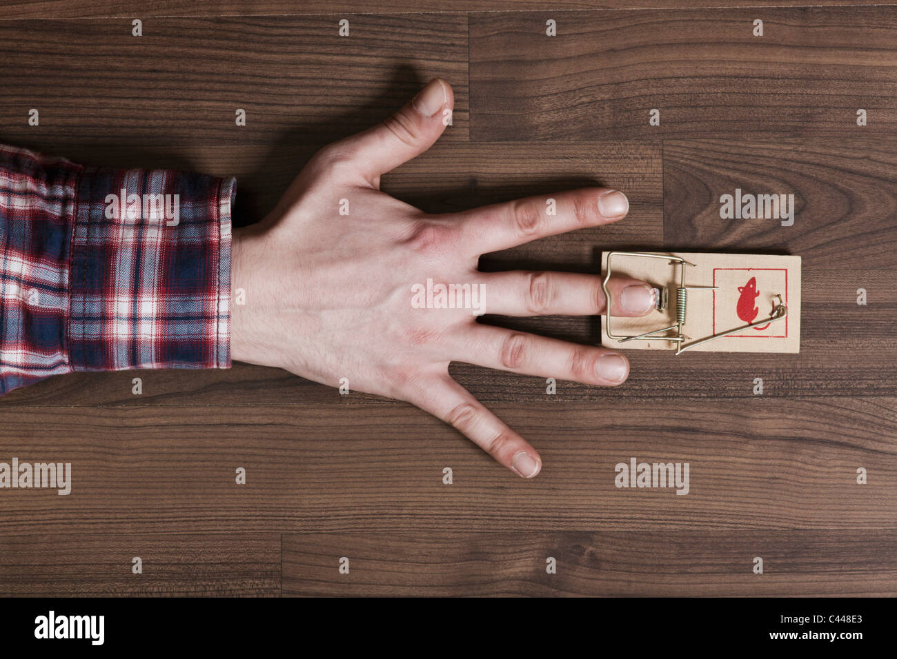 Le doigt d'un homme coincé dans une souricière, close-up of hand Banque D'Images