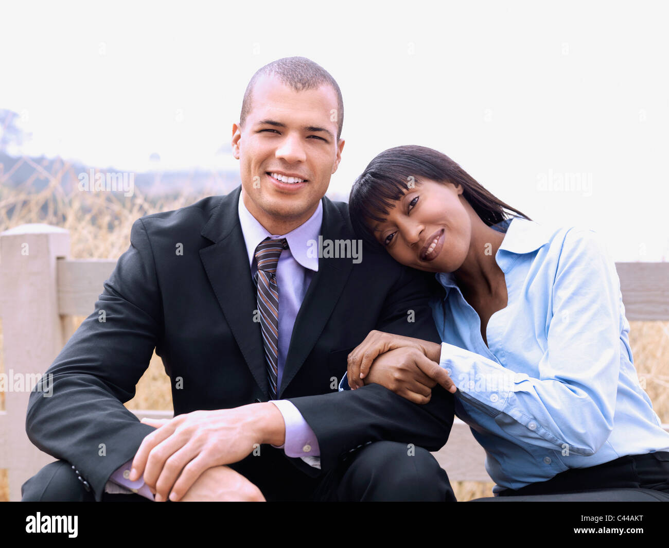 Un businessman and businesswoman relaxing together, à l'extérieur Banque D'Images