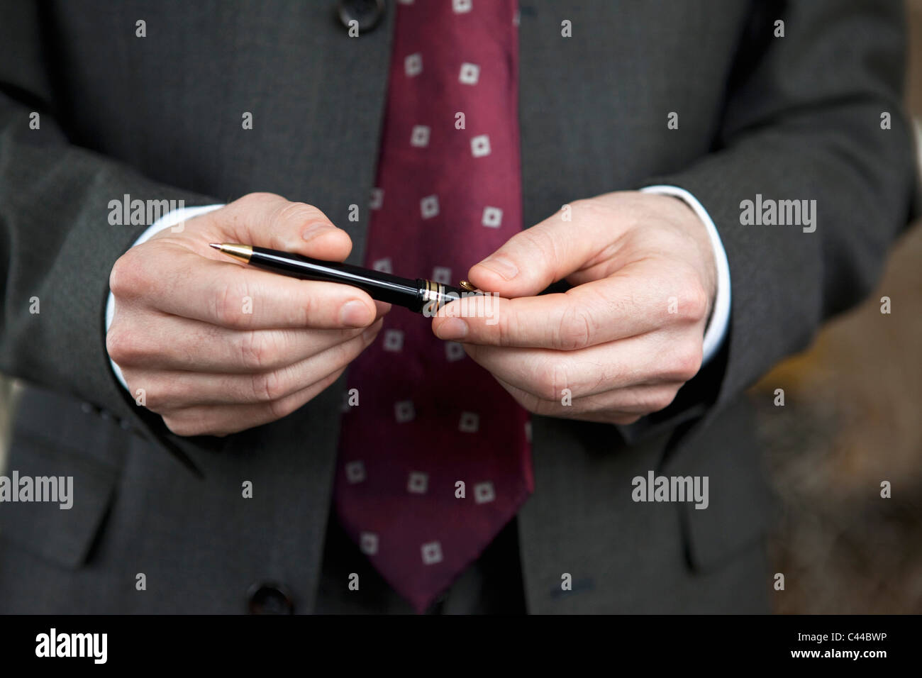 Businessman holding pen Banque D'Images