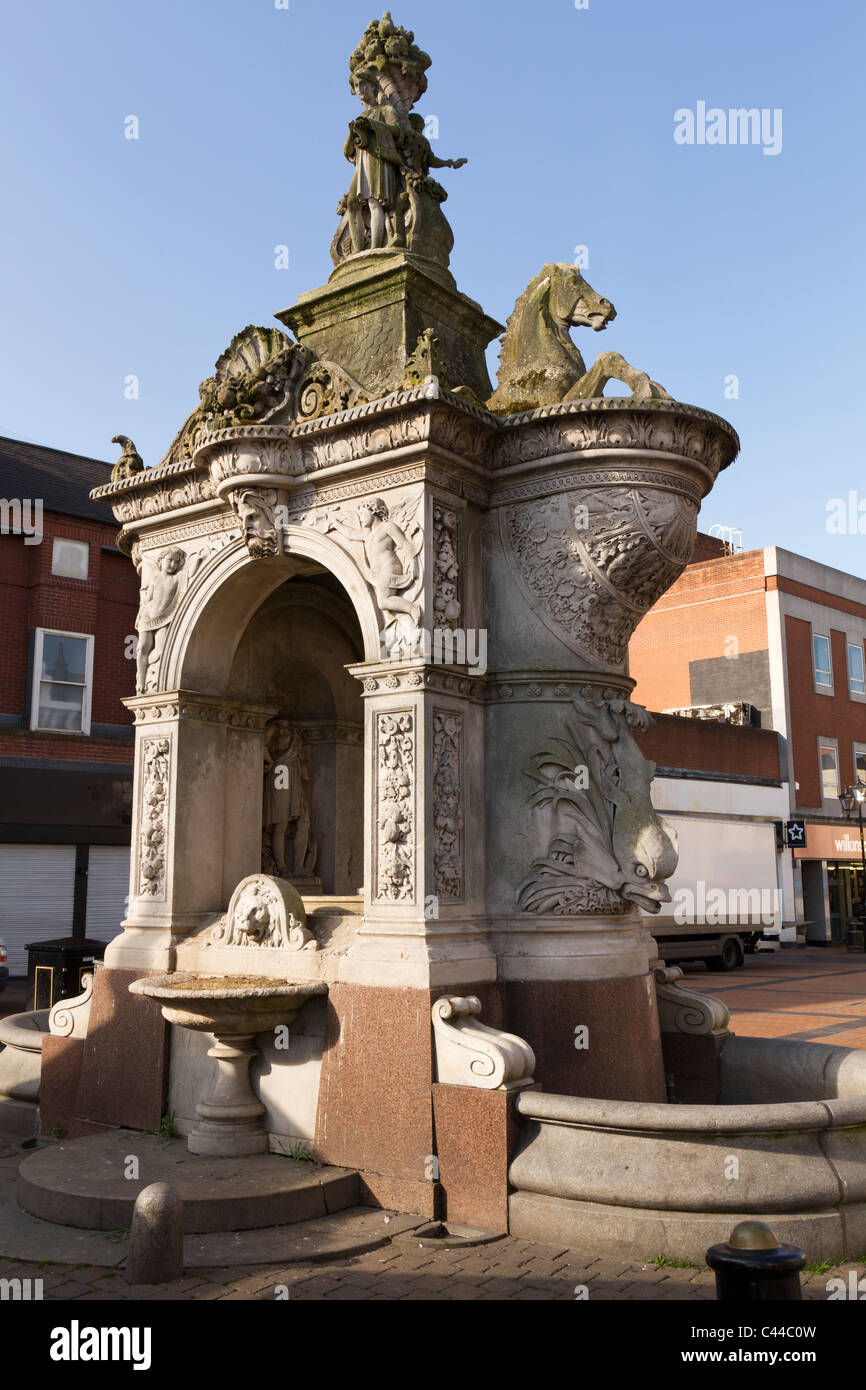 Fontaine ornée dans le centre-ville de Dudley, West Midlands Banque D'Images