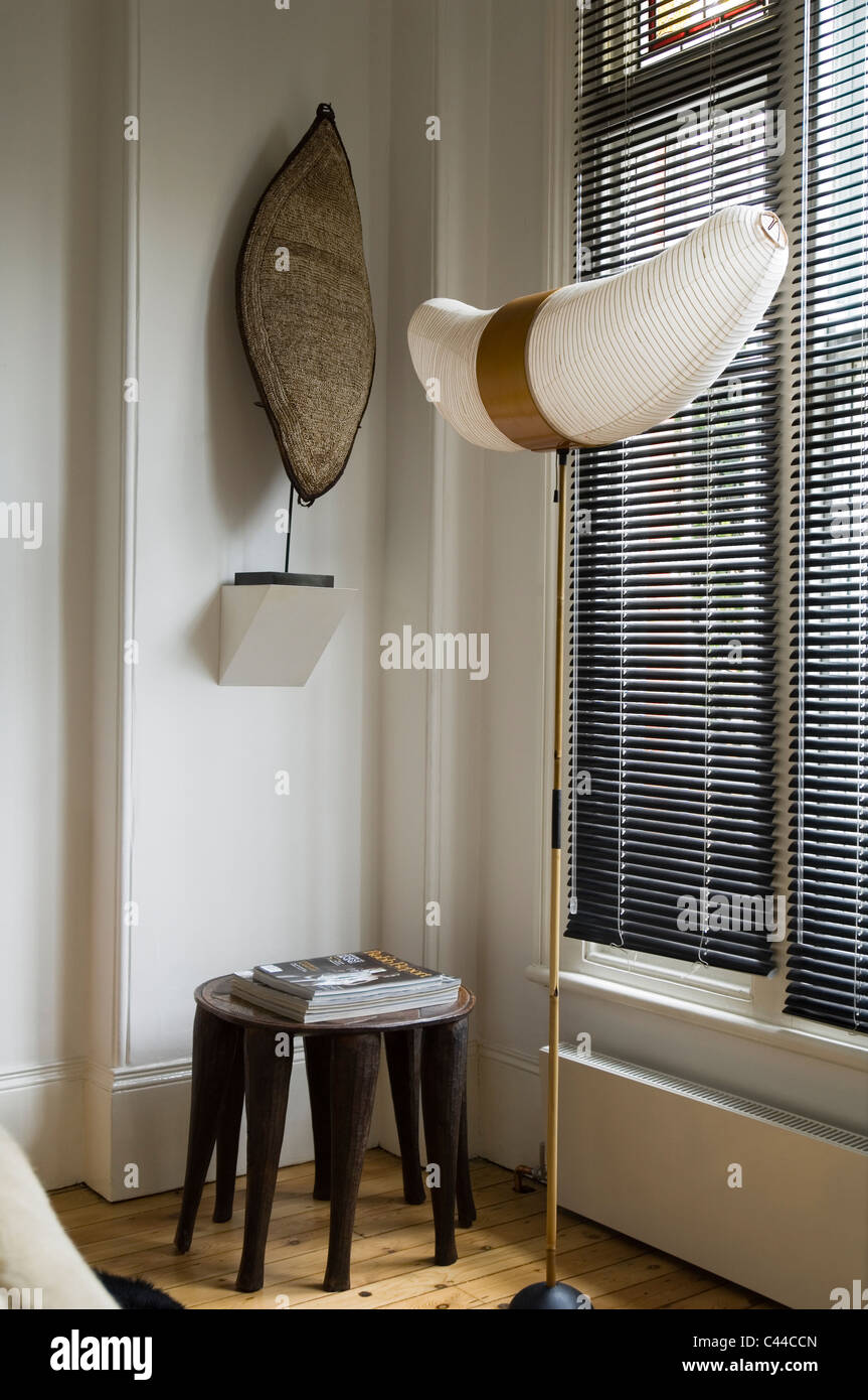 Isamu Noguchi lampe akari par fenêtre avec stores et bouclier ethnique  Photo Stock - Alamy